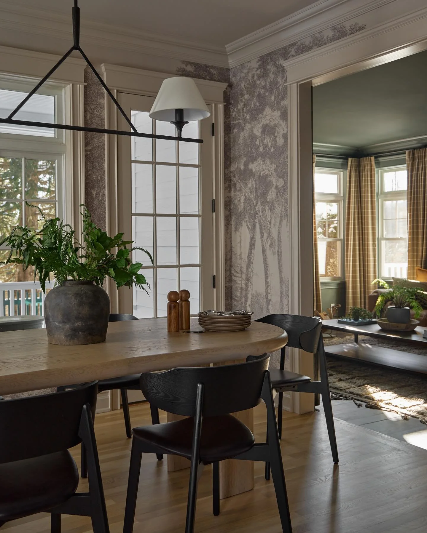 I like to think that I could live in the woods, but really I just want my interiors to reflect the wild without all the bugs and bears. Designed by @field.house.design 💚