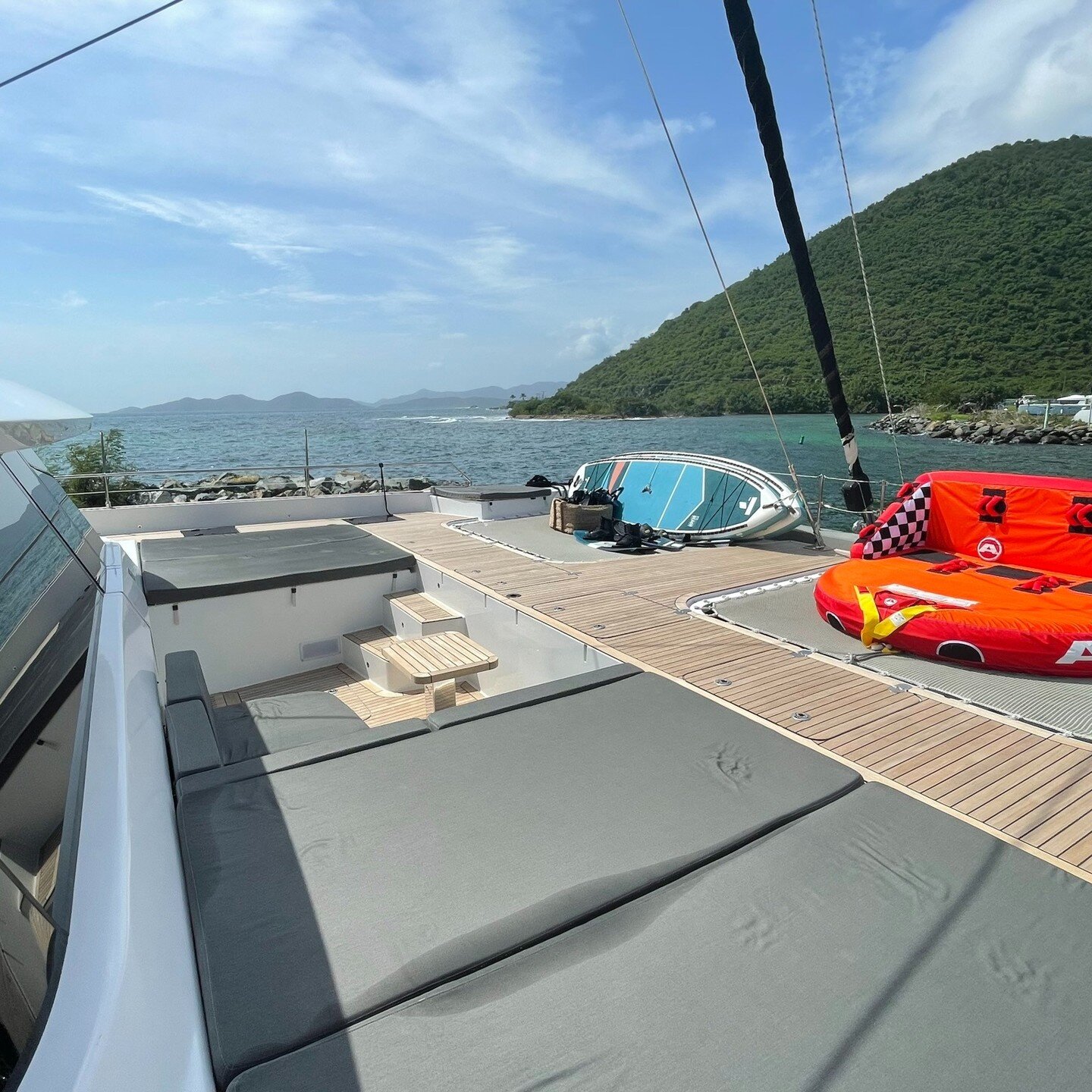 AMAYA, a 2019 Sunreef 60 with Tommy &amp; Emma aboard with a fantastic showing and runner up to BEST IN SHOW in the BVI Yacht Charter Show.

Offering wide open entertainment spaces in the flybridge, bow lounge space and dining area. Modern aesthetic 