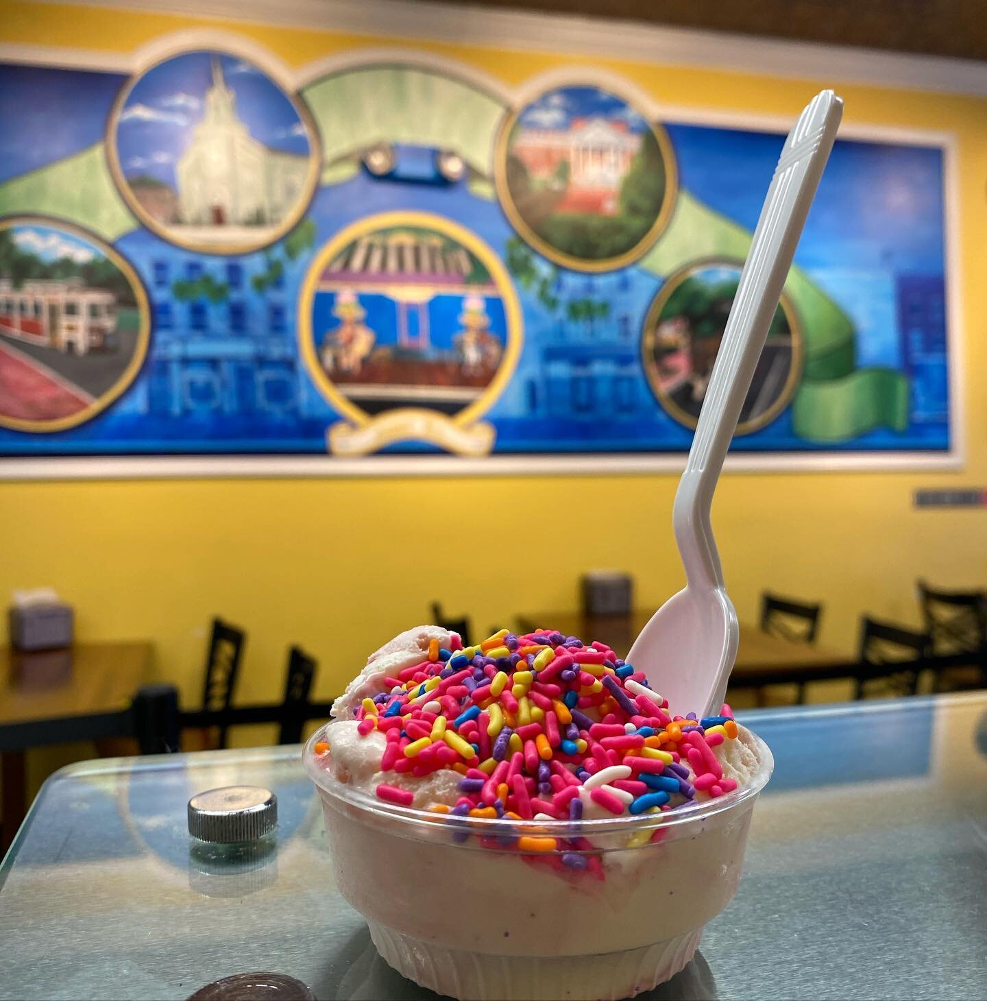 Happy Monday! Do you call this topping sprinkles or jimmie&rsquo;s? We want to know! Comment below ⬇️

#fredericksburg #goodeats #icecream #abnerb #hotcoca #fxbg #coffee #carolinestreet #staffordeats #staffordcounty #shopsmall #smallbusiness #mainstr