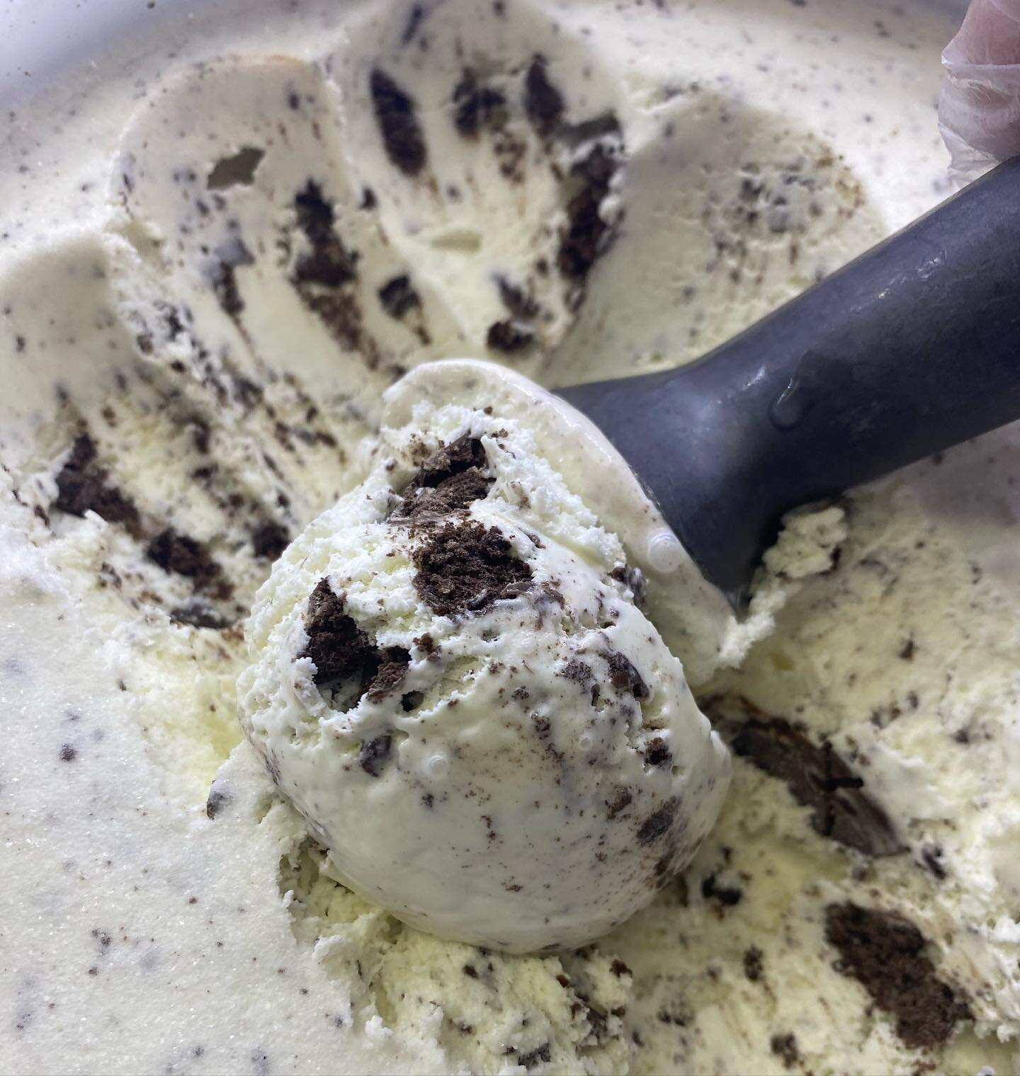 Yummy cookies and cream! A classic favorite amongst many. 🍪🥛🍦🍨🤍

#fredericksburg #goodeats #icecream #abnerb #hotcoca #fxbg #coffee #carolinestreet #staffordeats #staffordcounty #shopsmall #smallbusiness #mainstreet #yummy #chocolate #shoplocal