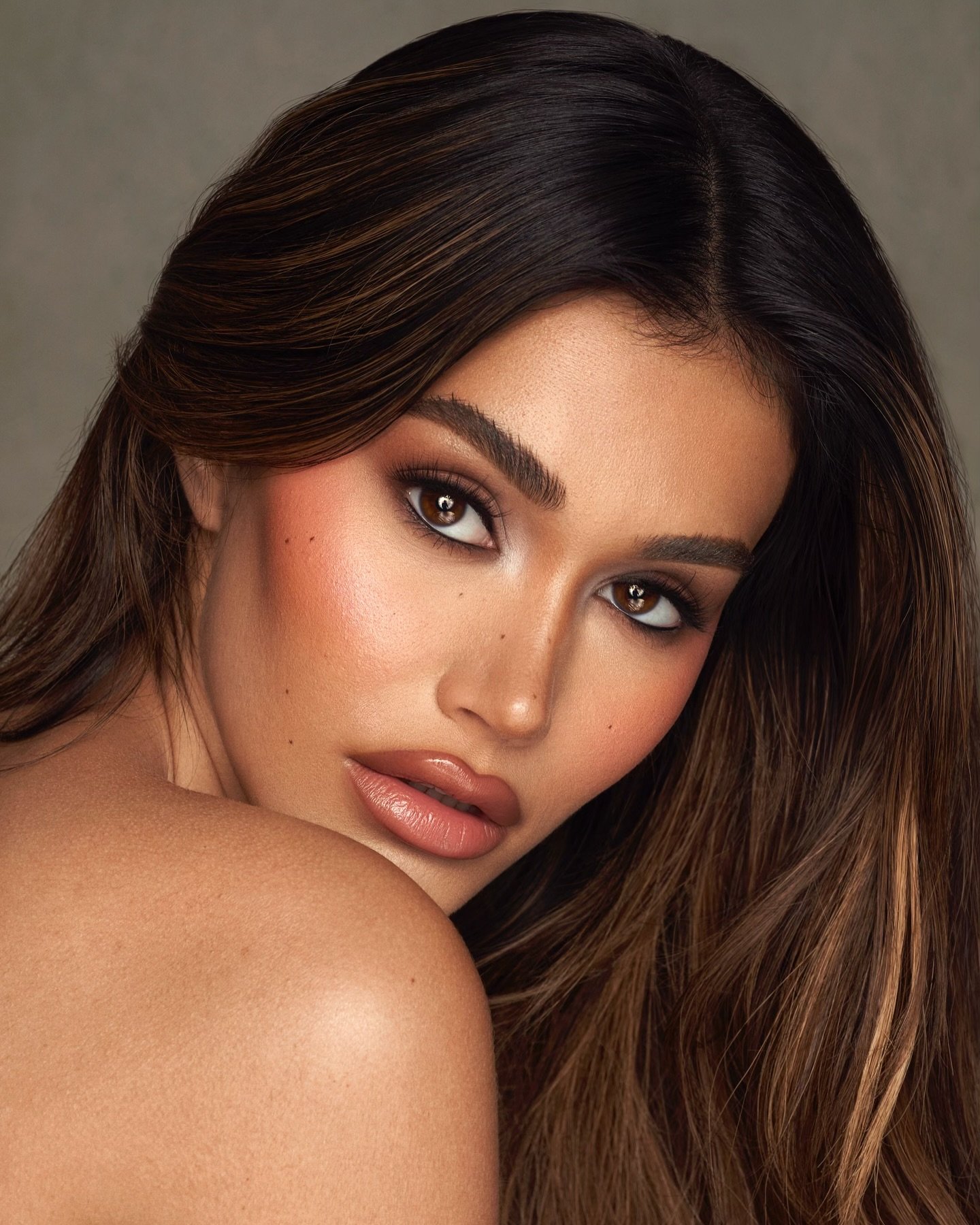 glam on the pretty princess that is @itsarawhatt ⋆ ˚｡⋆୨୧˚

For this lewk I tried underpainting&hellip; still getting the hang of it but I must say it photographs beautifully! How do you guys feel about under painting ? 

📸: @jnr.photography_ 

☆ PRO