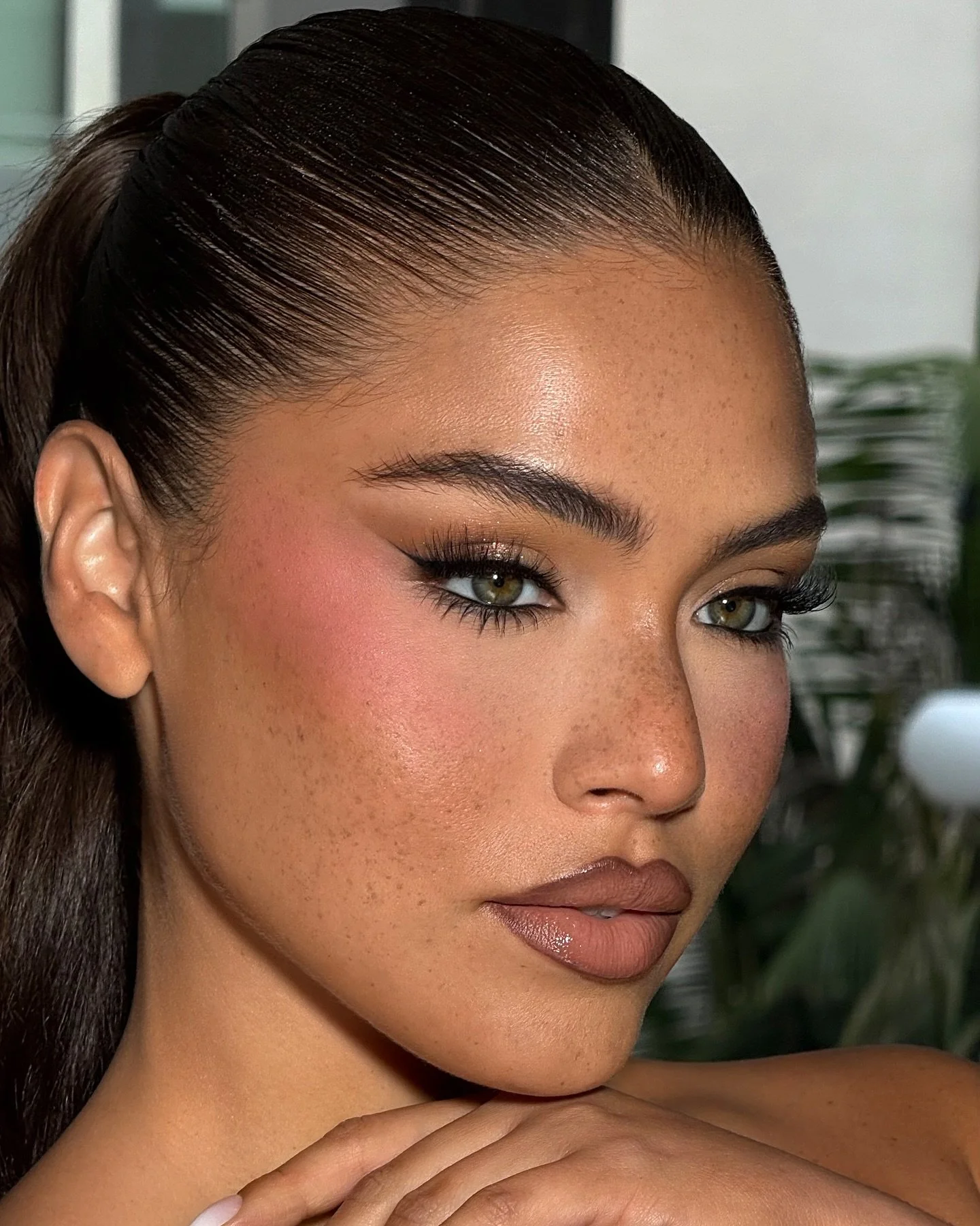 Me and a bronzey forehead go together real bad 

Iconic glam with @va__nessa.g ✨ 

Model @va__nessa.g 
Mua @perlamarinabeauty 

PRODUCTS USED

TOOLS:
@jessupbeauty @bronze_oman @taniellejai @dr_promakeup brushes @therabody depuffing wand

SKIN:
@dalb