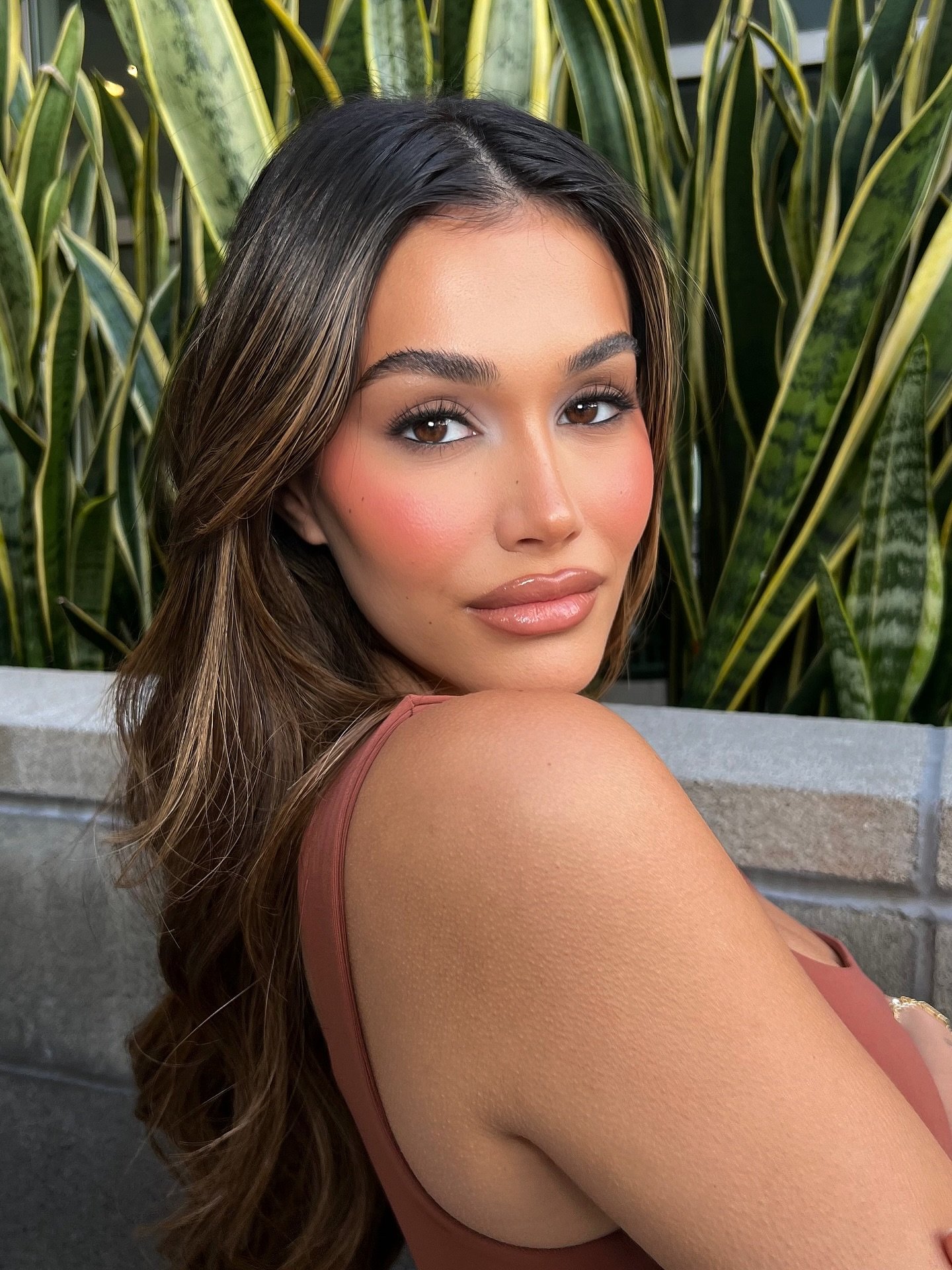 Sun-kissed &amp; unbothered ☀️

☆ PRODUCTS I LUV ☆ 
@rhode milk toner
@dalba_global serum spray 
@refybeauty serum primer 
@charlottetilbury flawless filter 4&amp;5
@lancomeofficial teint idole concealer 
@hourglasscosmetics concealer &ldquo;apricot&