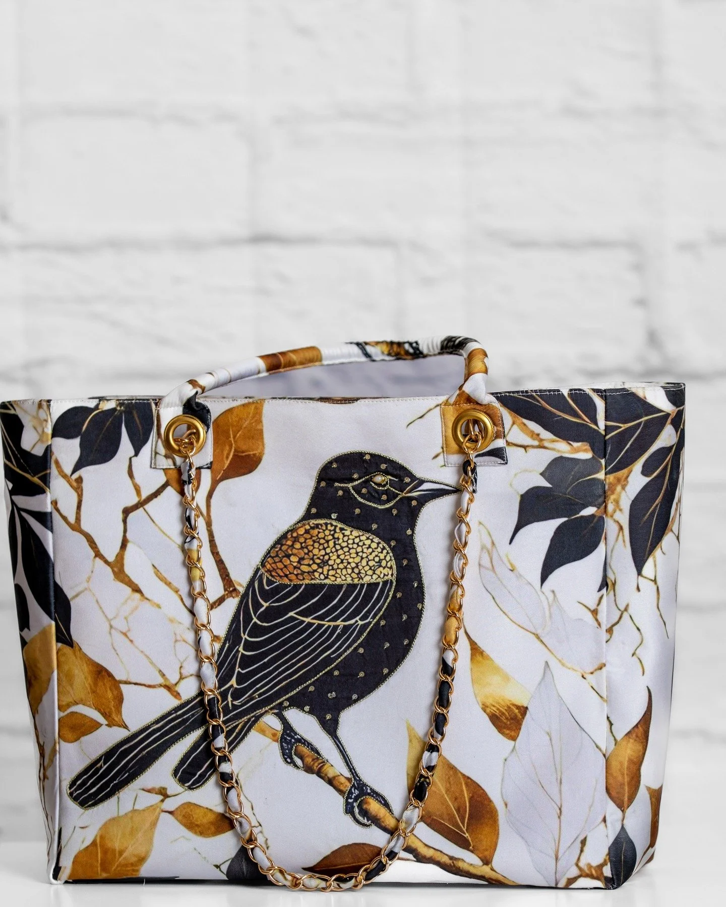 Carry a piece of nature&rsquo;s grace wherever you go 🌸✨
The Noor Bag from our Aangan Collection blends timeless elegance with the delicate beauty of garden birds and blooming florals. Effortlessly chic in black, white, and gold &mdash; it&rsquo;s s