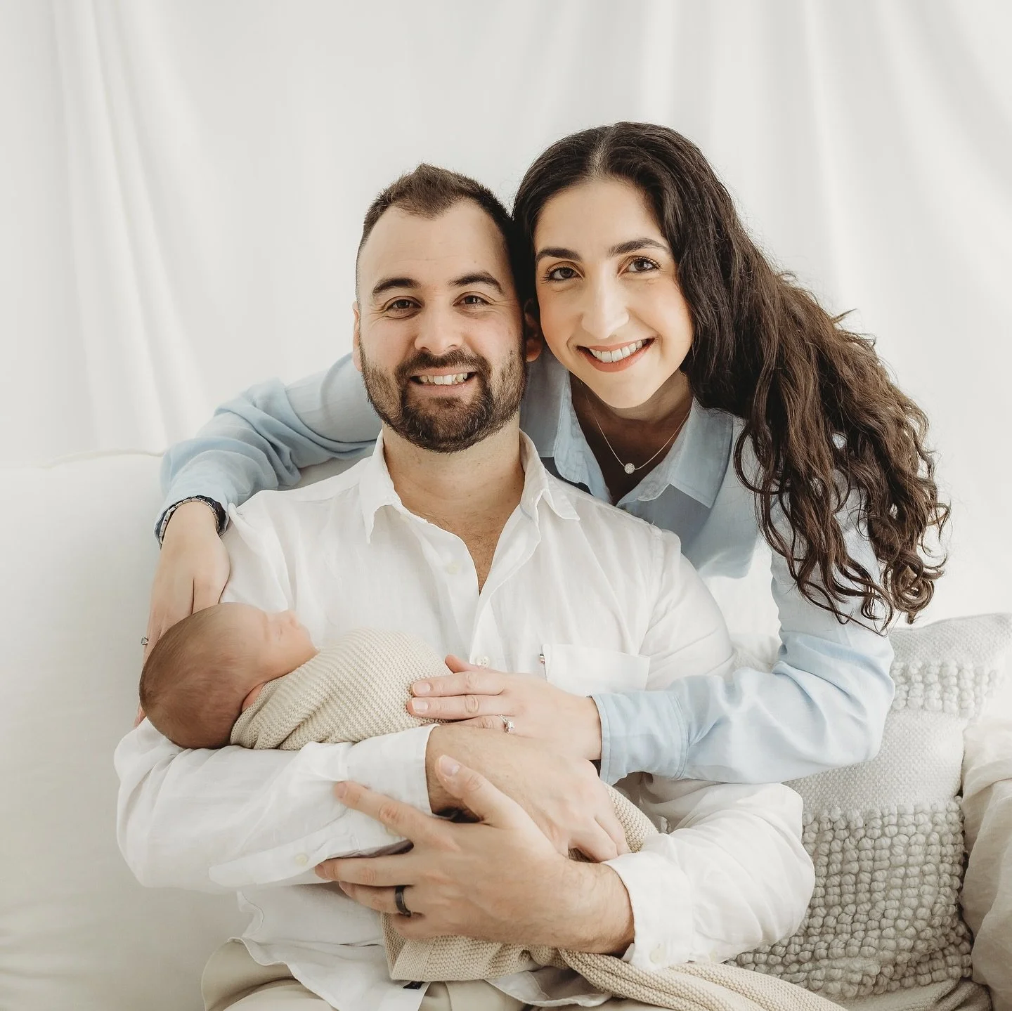 Newborns: &ldquo;I&rsquo;m 6 days old and I already run this house.&rdquo;
🤣 
Expect dramatic yawns, squishy rolls, milk-drunk faces and the occasional poop mid-shot. And you know what? I love every second of it. If you&rsquo;ve just had a baby (or 