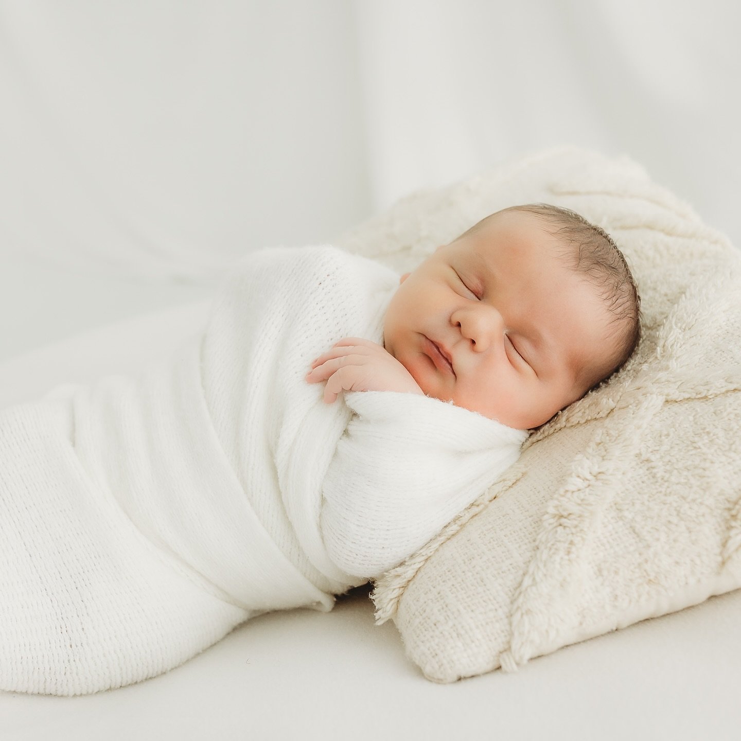 Those first days blur into one long, sleepy stretch of feeding, cuddling, and wondering how something so tiny can take up your whole heart.&hellip;especially when you think your heart can&rsquo;t get any fuller with baby&rsquo;s older siblings!❤️❤️

