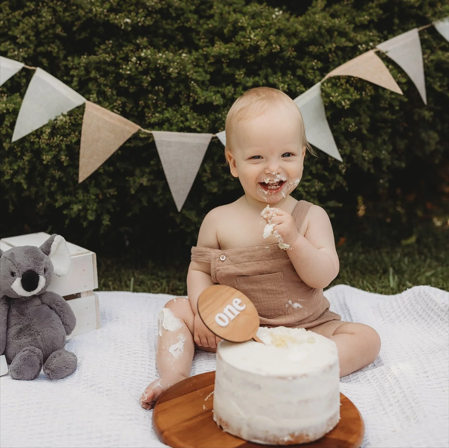 Here&rsquo;s proof that turning one is a licence for eating cake with both hands and zero shame! I&rsquo;m totally here for it. 🤣

Happy FIRST birthday Flynn!

Super fun way to celebrate- a cake smash and splash session!! 🎂🎉🛁

#cakesmash #cakesma
