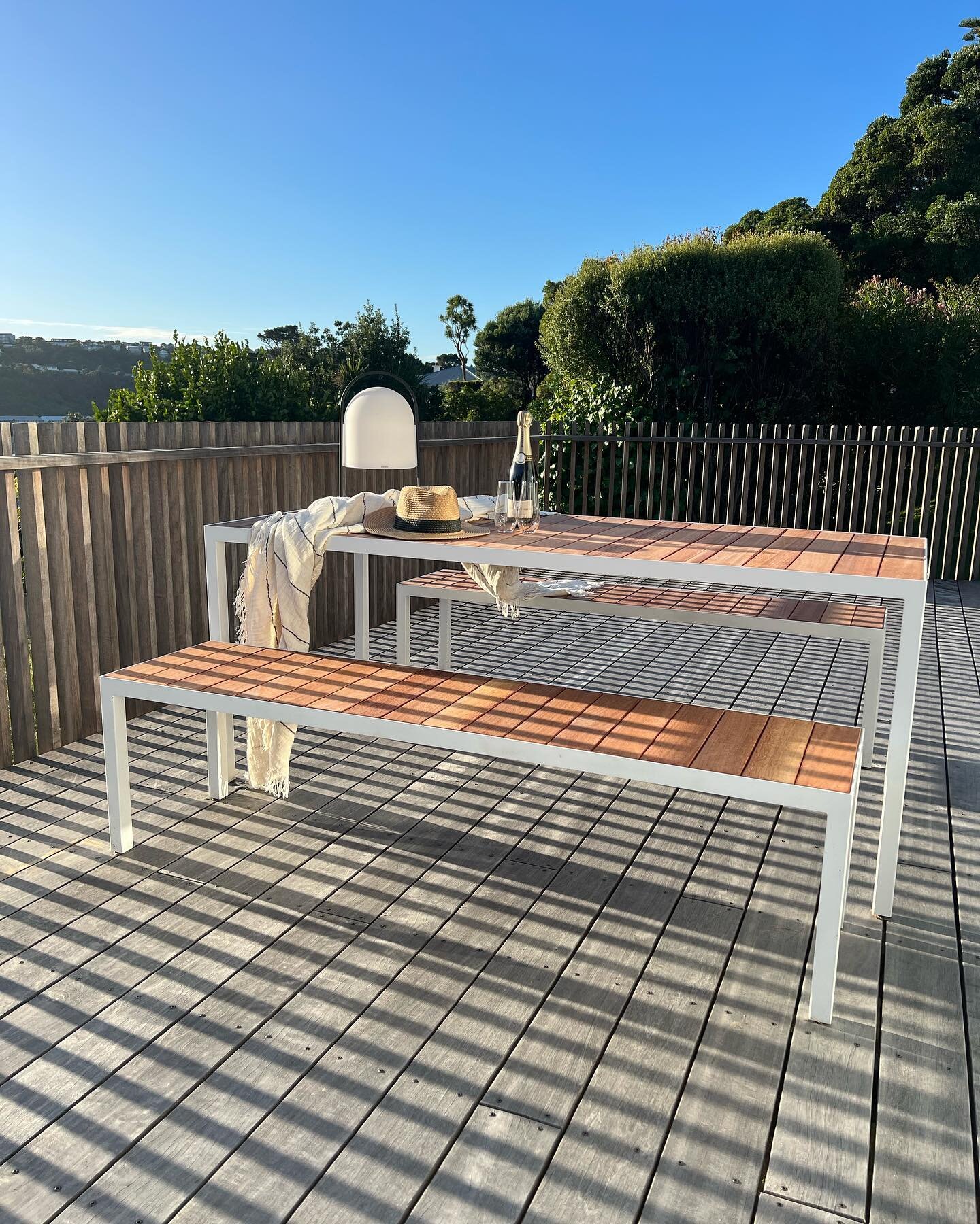 Catching those gorgeous autumn afternoons on the completed deck at casa Peachey. Stunning building work courtesy of @jgraebuilding and KMS outdoor table and bench seats from @thonetnewzealand