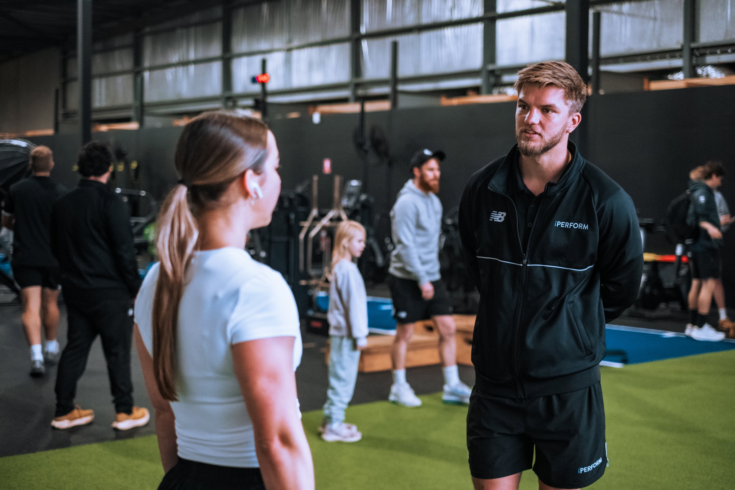 iPerform kaiden bicep curl 1.jpg