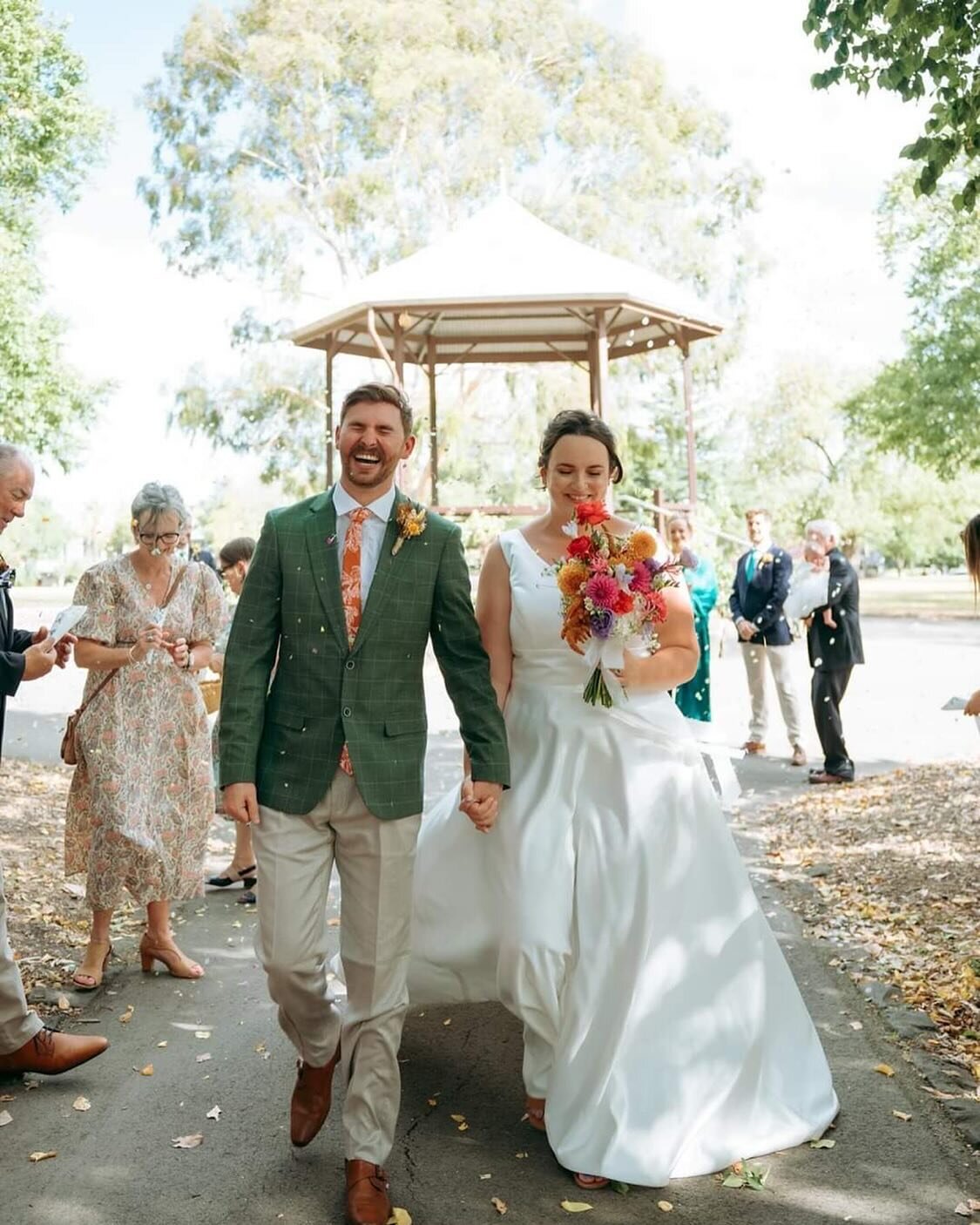 Bec and Al!!!!!!!!!!!!!🩷❤️🧡💛💚

Thanks for the cute pic @twoofakindweddings xxxxx 

#justmarried #melbourneweddings #melbournecelebrant #brideandgroom #gardenwedding #outdoorwedding #weddingcelebrant #melbourneweddingphotography