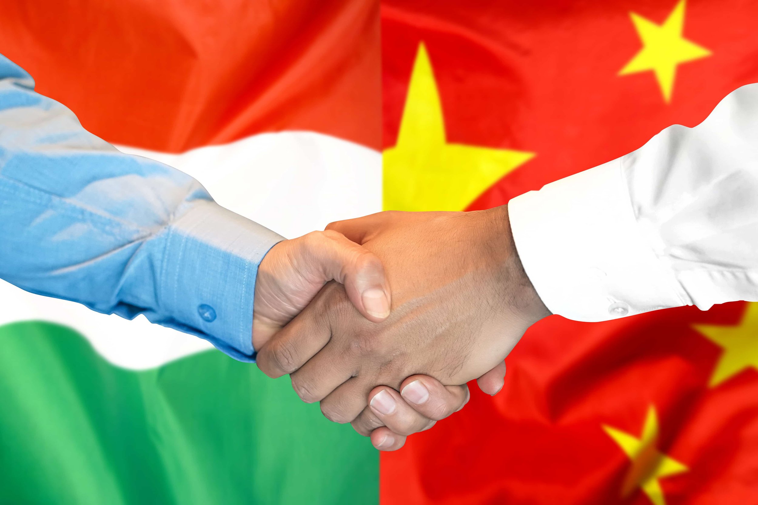 Magyar vállalkozó tárgyal kínai gyártóval egy gyár irodájában