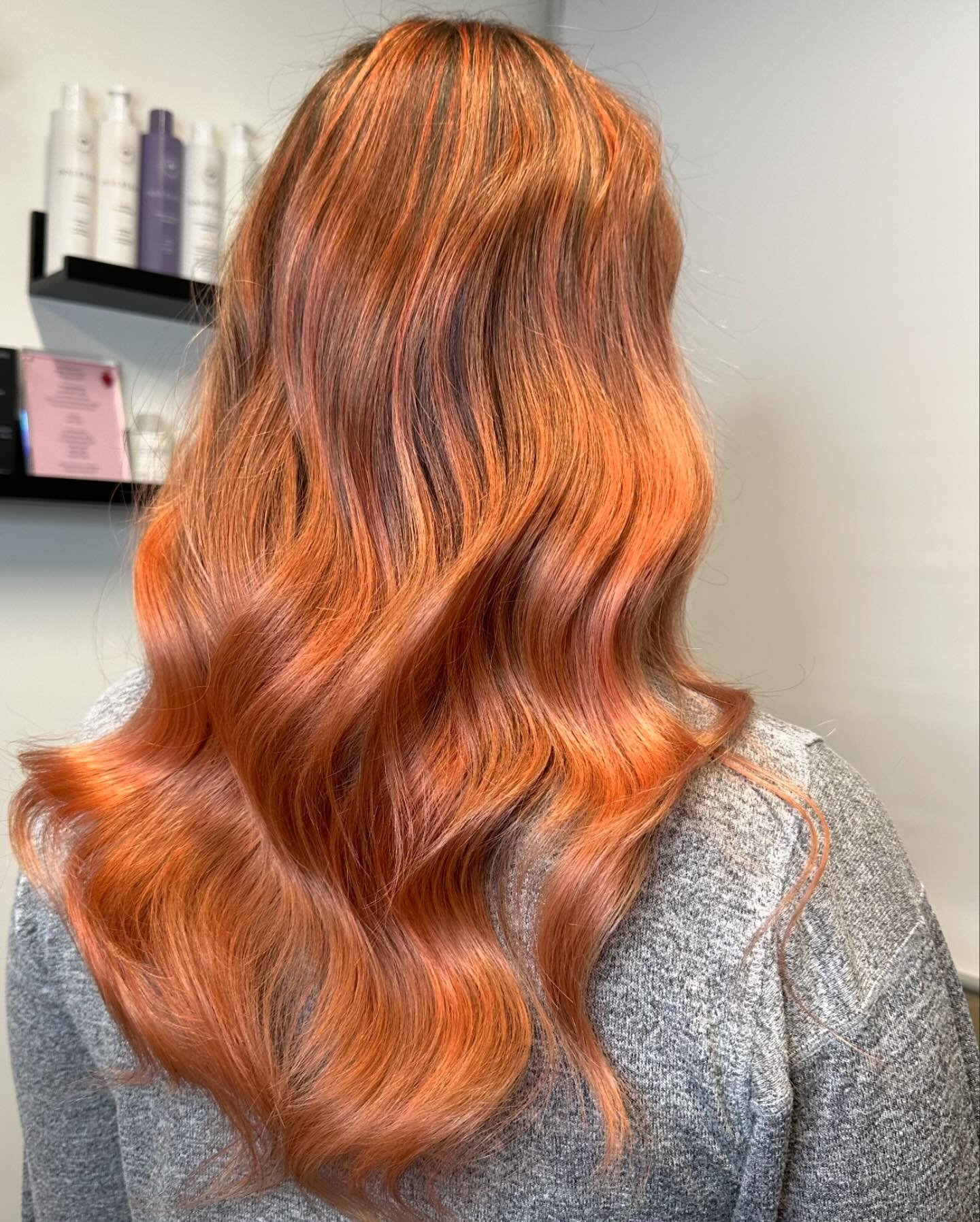 Ain&rsquo;t she peachy🍑 How do you book this?? Full head foilyage + more blonde + vivids to highlights. We have played with many colors this isn&rsquo;t her first session 🤗@k18hair @pulpriothair 

#peachhair#peach#peachyhair#trendyhair#hairtrends#f