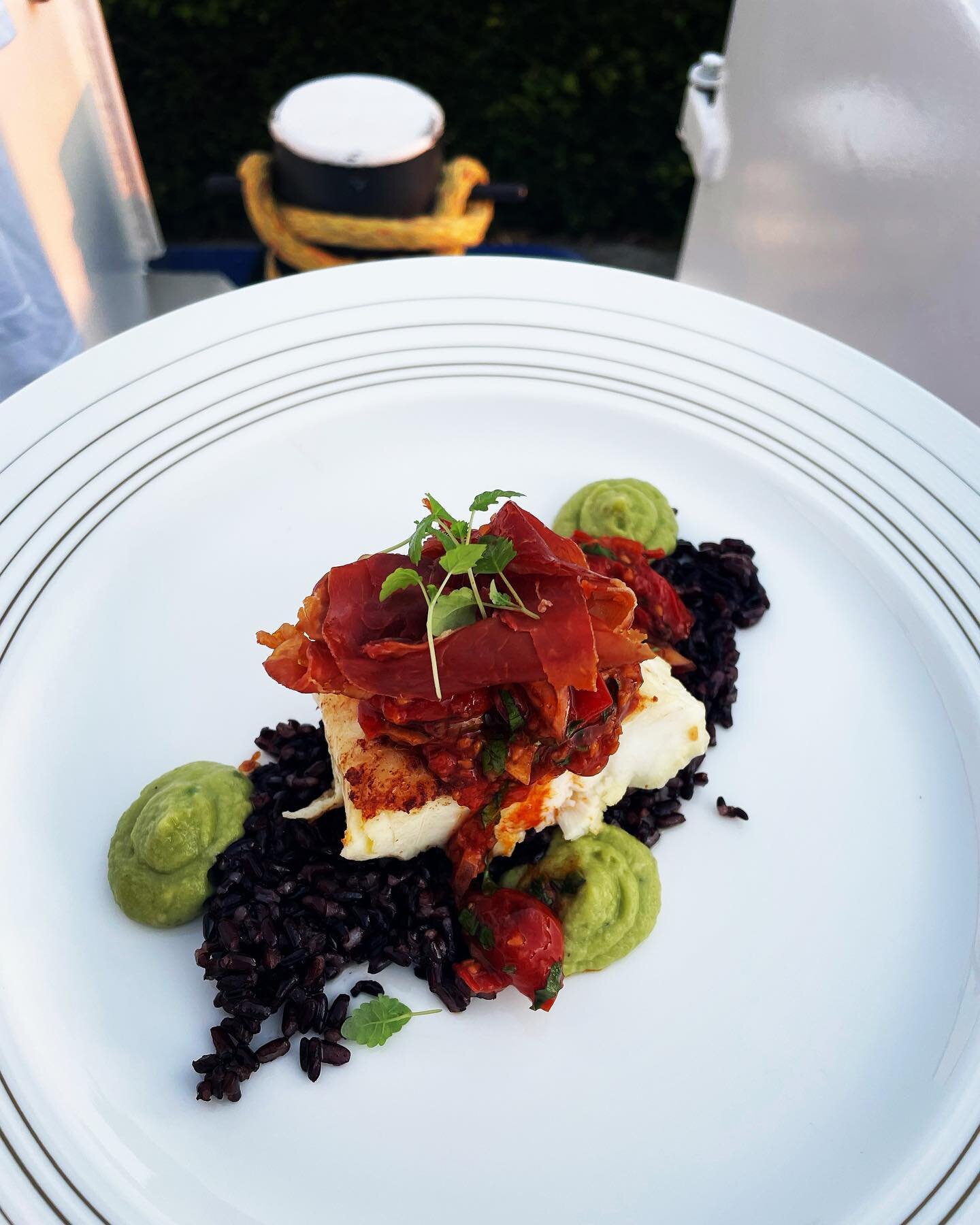 Cod with burnt tomato salsa, avocado moose, black rice and prosciutto crisp 🥓