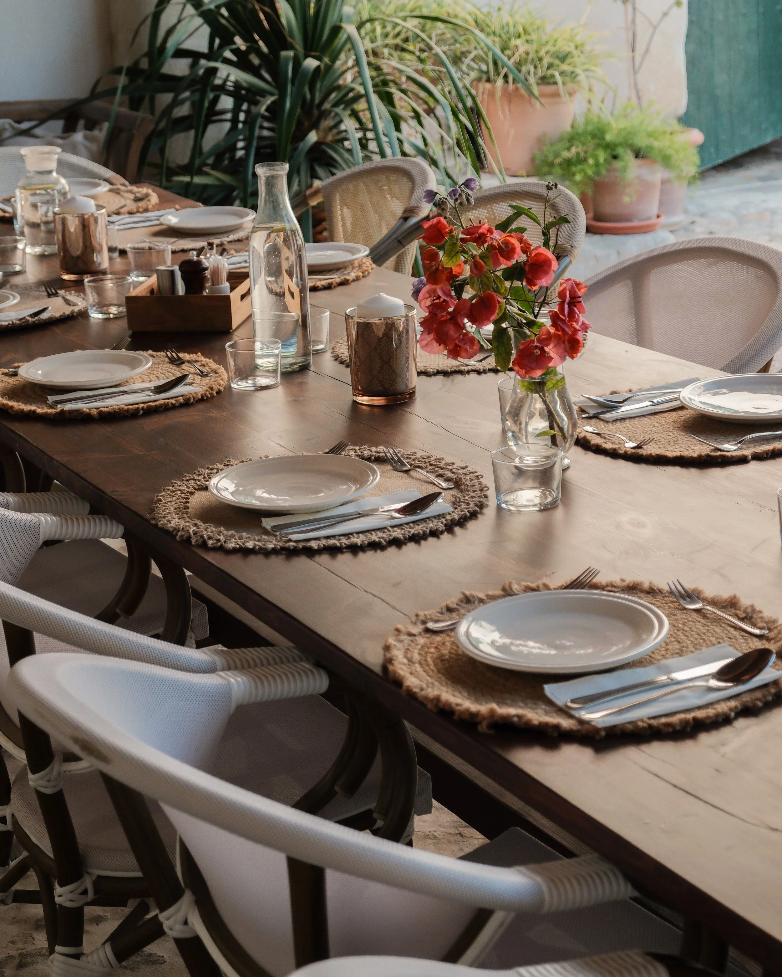 Dinner table at one of Camilla Martinez Mares breathwork and yoga retreats in Mallorca