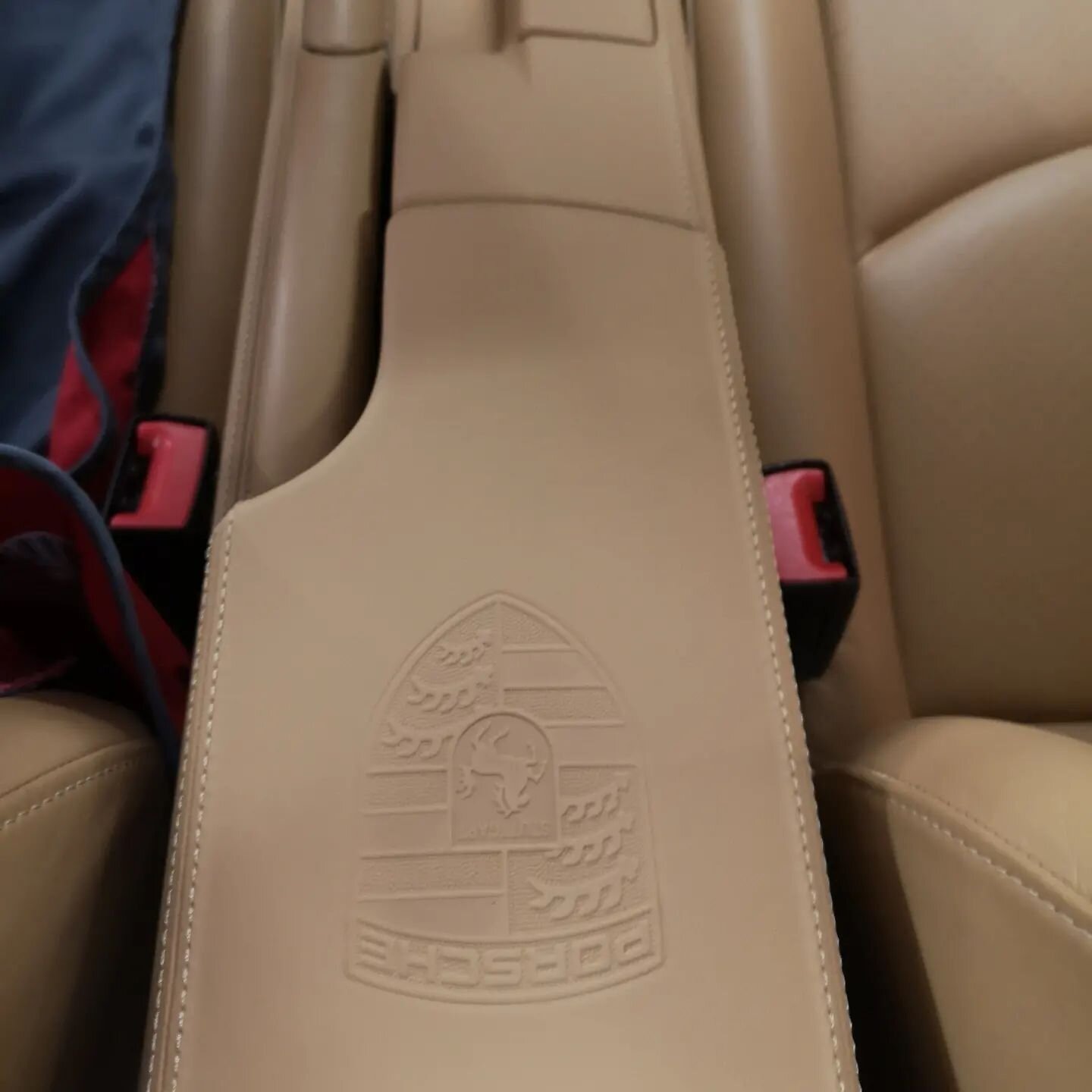 Heute haben wir eine neue Stufe der Innenraum- Veredelung durchgef&uuml;hrt.
Fahrzeug: 997. 2 C4
Umbau in Leder #porscheexclusivemanufaktur
- Defrostblenden
- Zierleisten
- Lenks&auml;ule
- Mittelkonsole

Weitere Veredelung sind in unseren vorherigen