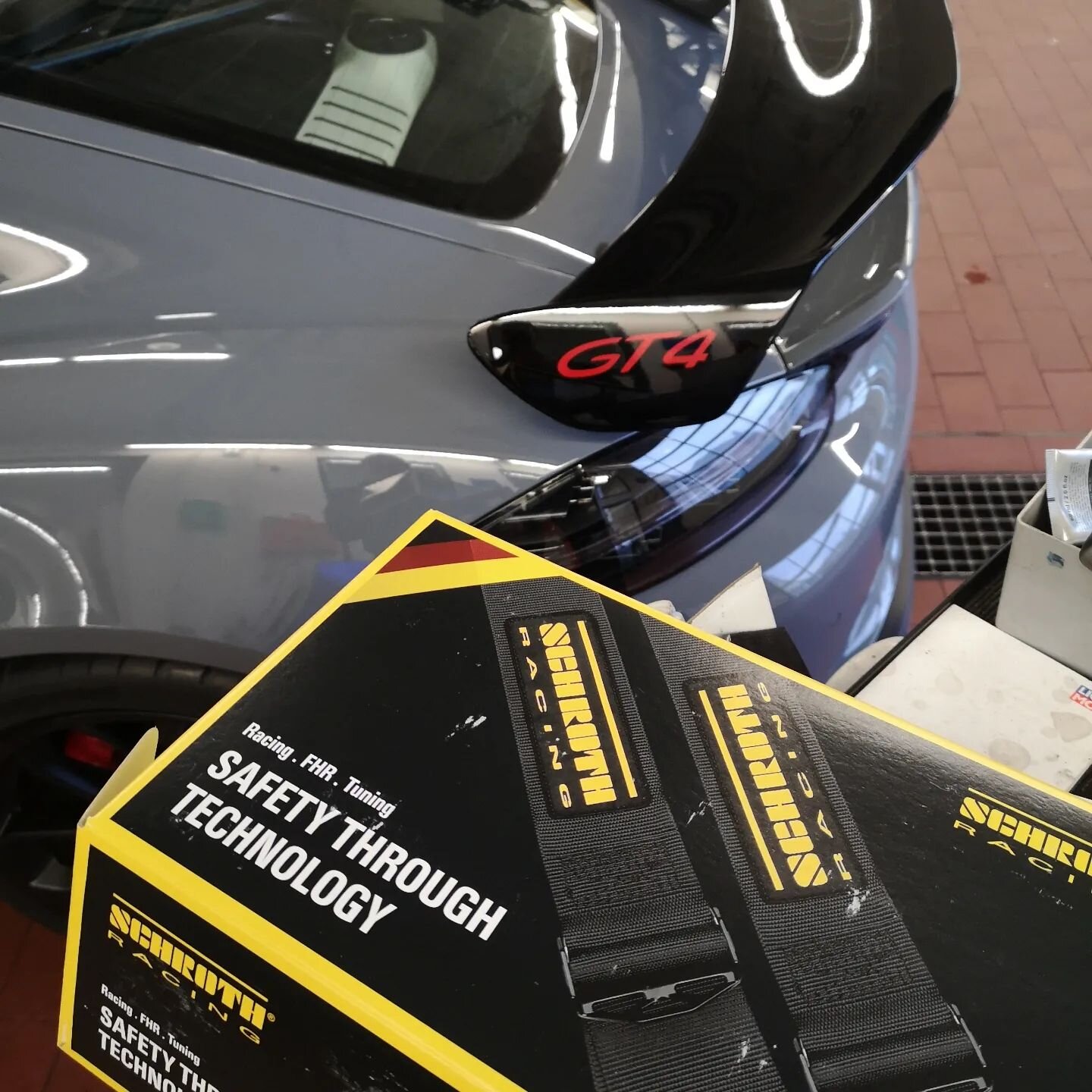 Die Track-Vorbereitungen laufen!
Heute bei uns ein Cayman GT4 zur 
Fahrwerkvermessung und
6-Punkt-Gurt Montage.

#porsche #9elfhamburg #petrolicious #redyforrace #pitlaneopen #saisonauftakt #cayman #caymangt4 #718gt4 #718cayman #schrothgurte #saftyfi