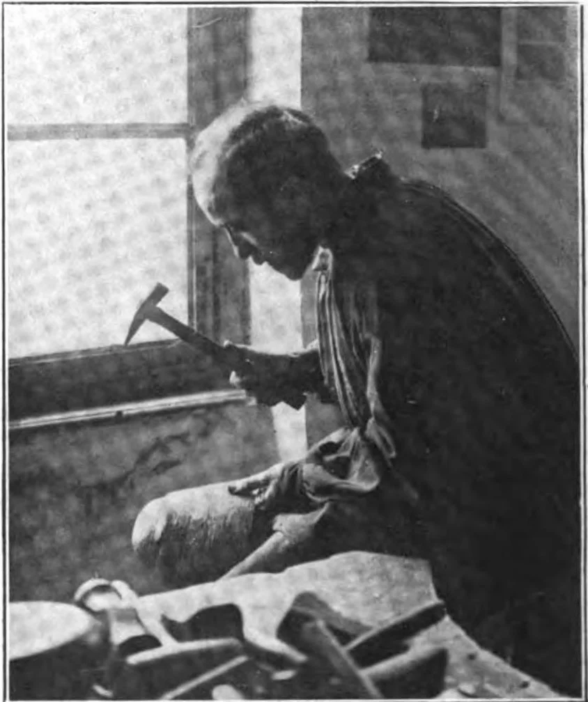 Claudius_Linossier_dans_son_atelier_-_1920.jpg