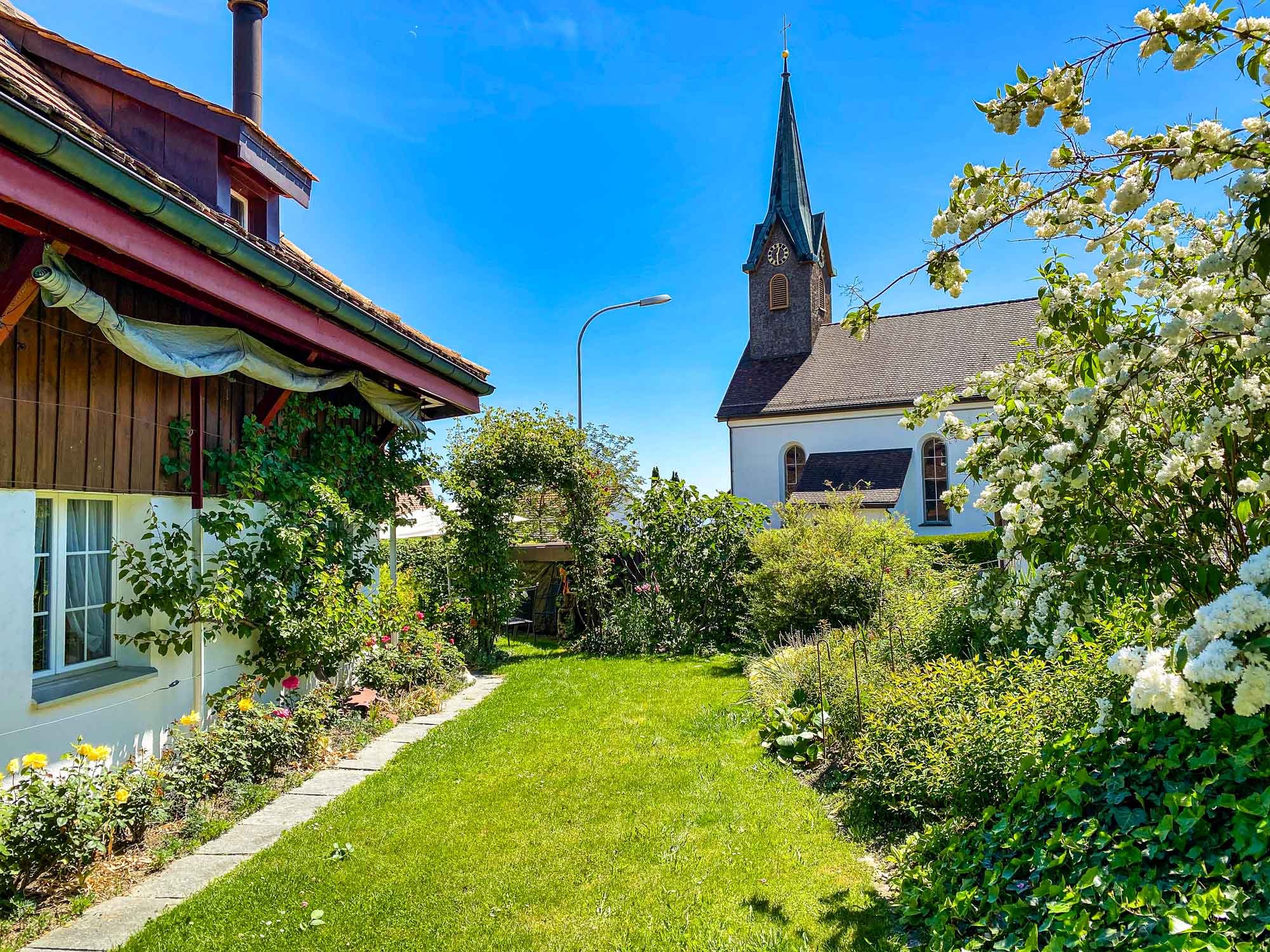 Der Zehntenhof in Illighausen liegt genau neben der katholischen Kirche. Design und Fotografie Dan Furrer