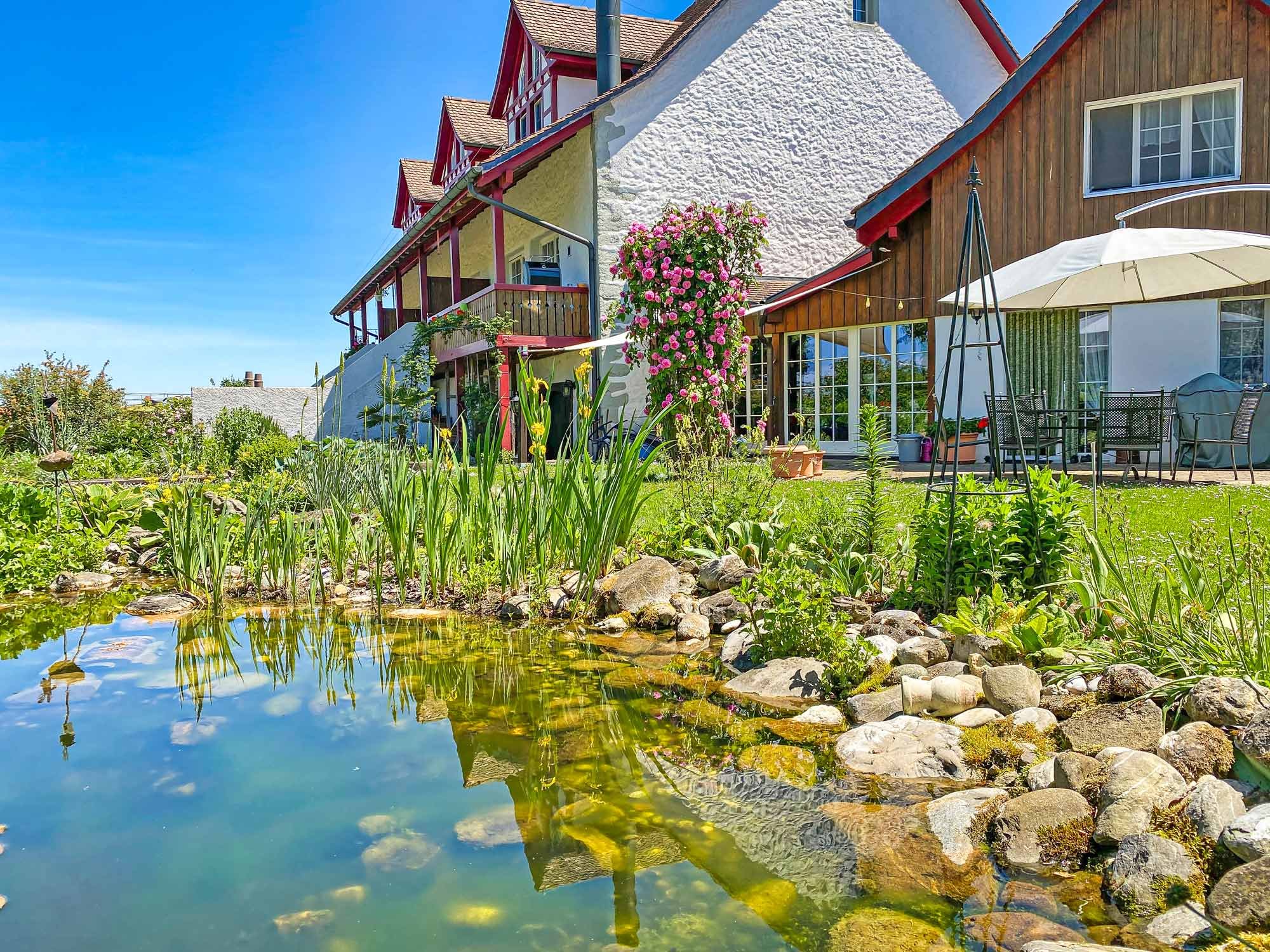 Idyllische Natur hoch über dem Bodensee, hier sind auf dem historischen Anwesen Zehntenhof in Illighausen moderne und helle Wohnungen zu vermieten. Eingebettet in ein Blumenmeer mit Teichanlagen und Springbrunnen, Wohnen wo andere Ferien machen.
