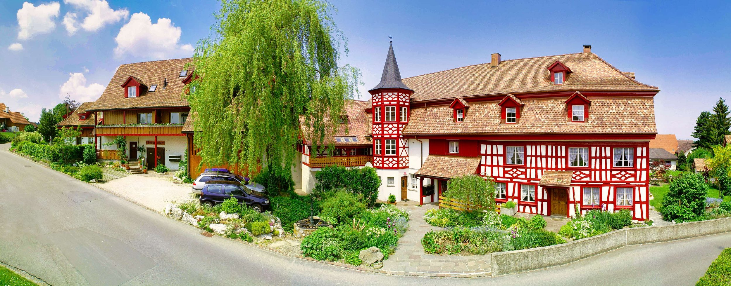 Idyllische Natur hoch über dem Bodensee, hier sind auf dem historischen Anwesen Zehntenhof in Illighausen moderne und helle Wohnungen zu vermieten. Eingebettet in ein Blumenmeer mit Teichanlagen und Springbrunnen, Wohnen wo andere Ferien machen. His