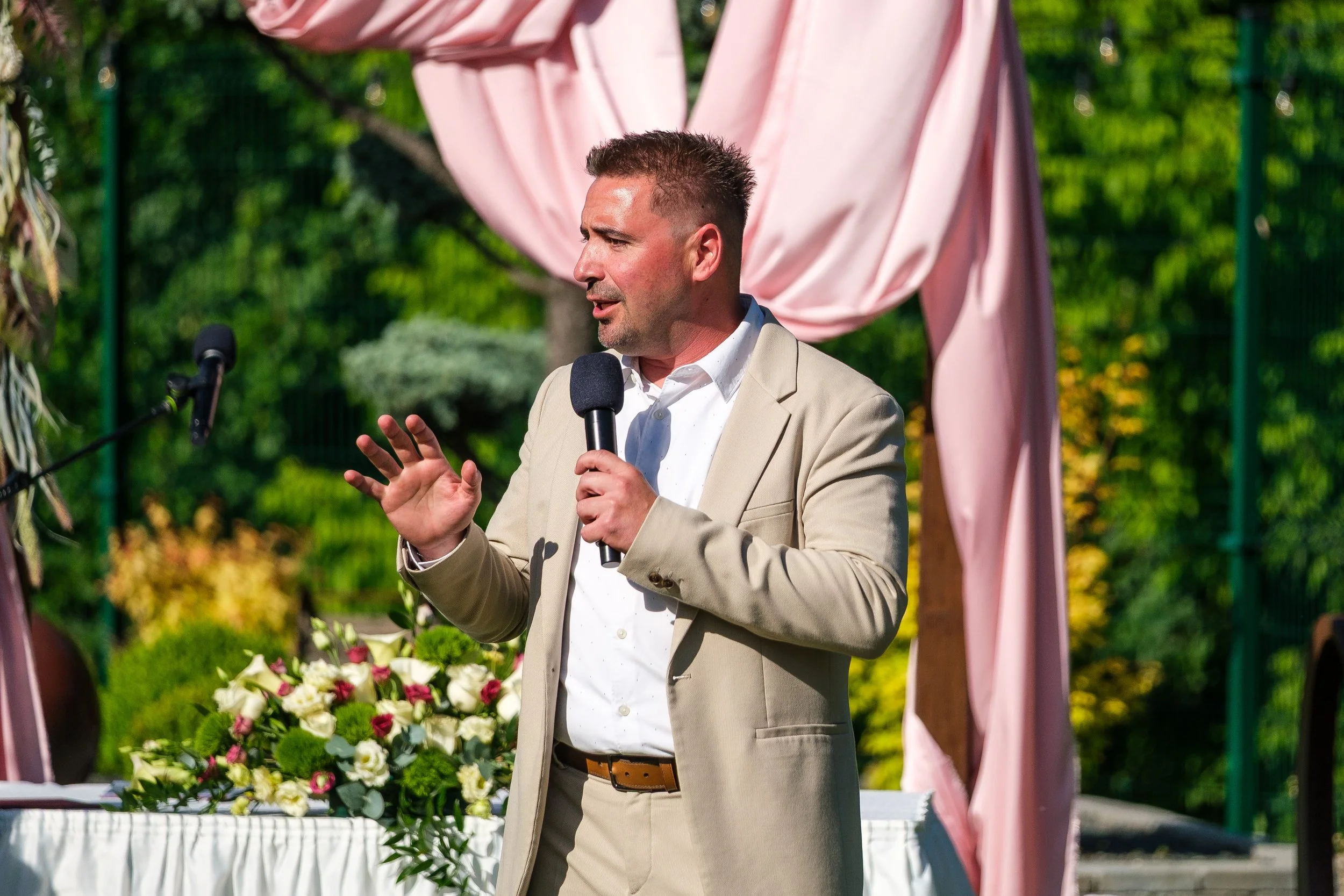 Ceremóniamester árak 2027-ben – Mennyibe kerül egy profi ceremóniamester, és megéri-e a spórolás?