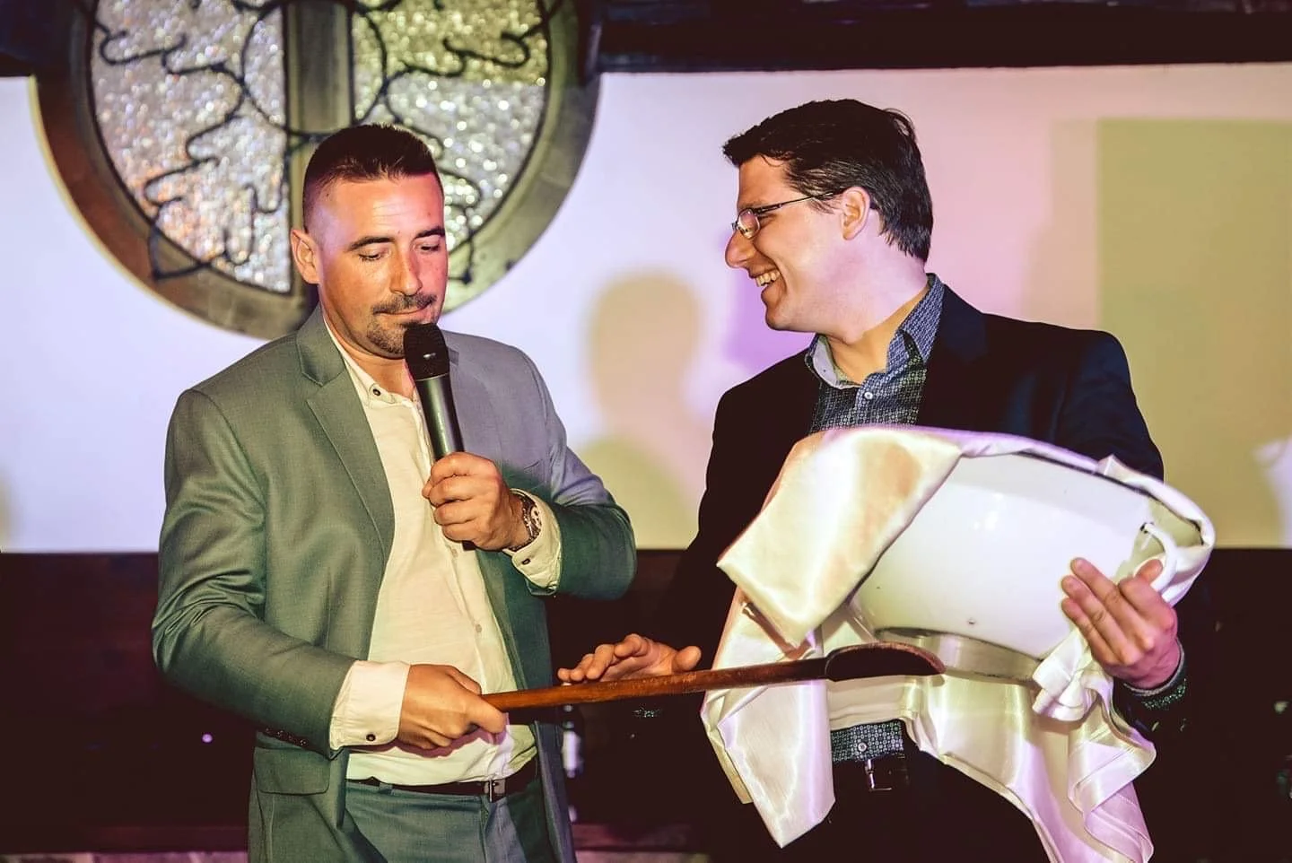 Valtner Miklós, ceremóniamester, esküvő, Wedding Panda, szertartásvezető, ceró, esküvő tanácsadás, esküvő tervezés, esküvői játékok, humor, Showder Klub, humorista, műsorvezető, rendezvényszervező