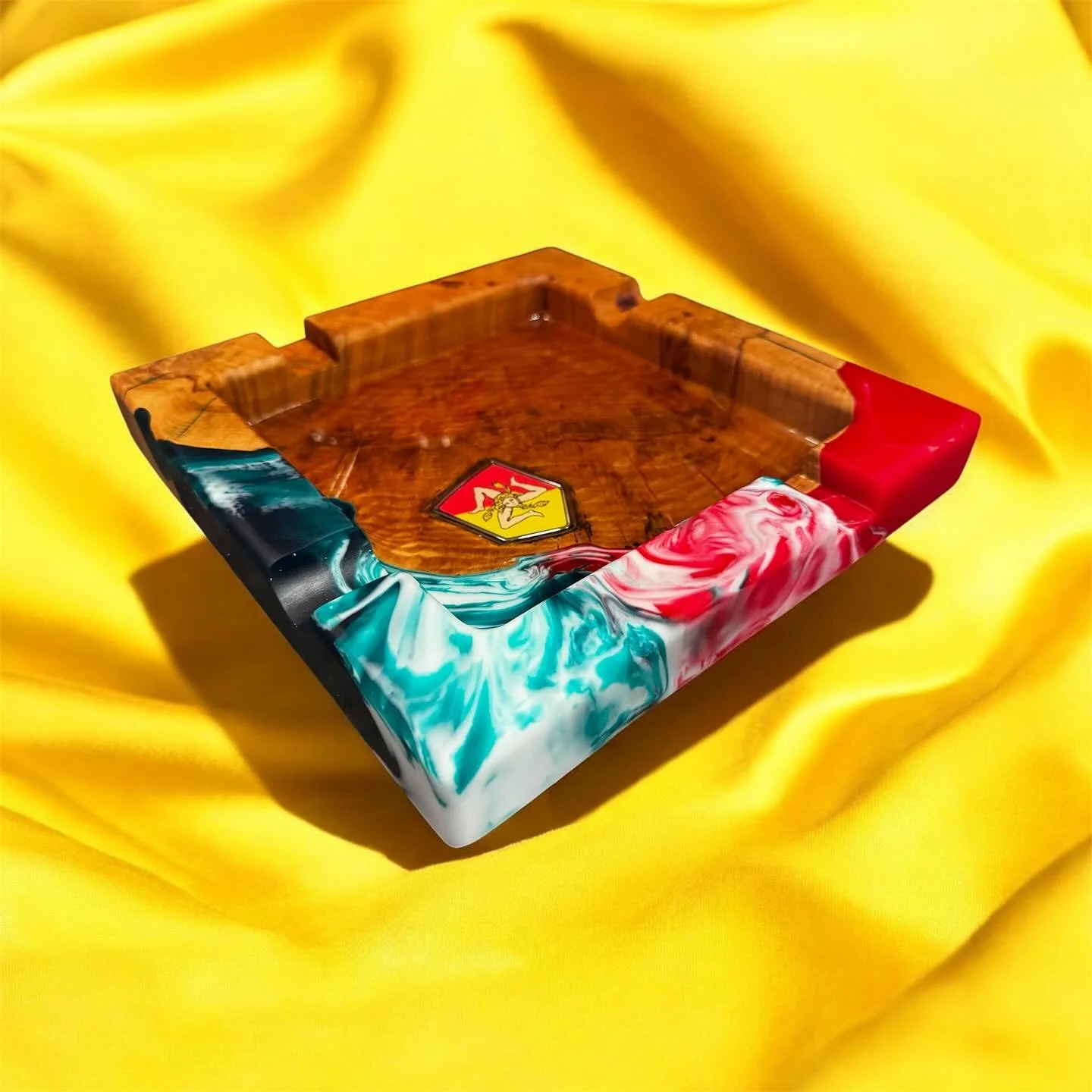 Newest custom ashtray. Another Italian theme with the Sicilian Flag inlayed into the ashtray bowl. 

#woodworking #cigars #cigarlifestyle #cigarashtray #superclearepoxy #copperbeach