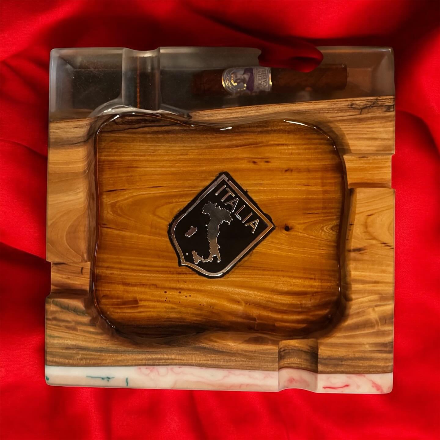 Custom Ashtray made for my good buddy Ant! American Alm with a Julius Ceaser Ciagr inside the @superclearepoxy deep pour epoxy. 

#americanelm #woodworking #cigarashtray #cigars #superclearepoxy #eyecandypigments
