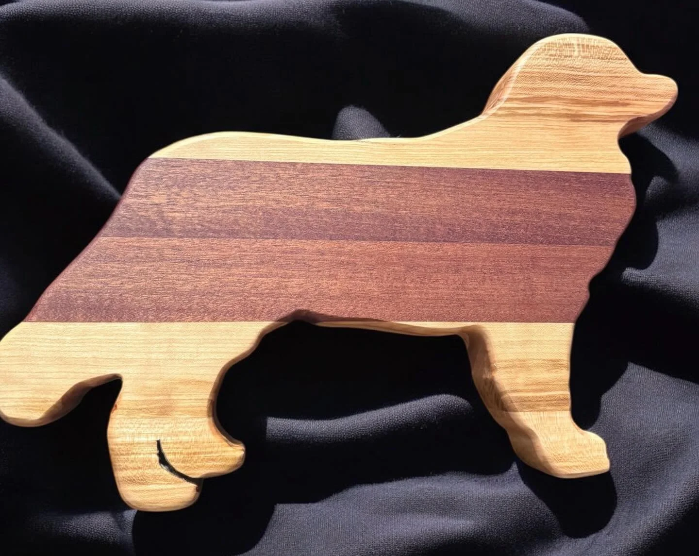 Bermese Mountain Dog Edge Grain cutting board for @ksc76. 

#edgegrain #berner #sapele #cherry #woodworking