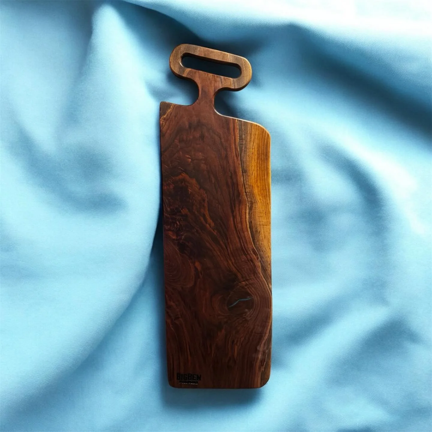 The newest! Great piece of Black Walnut with a very sleek handle. Perfect for a nice charcuterie spread or hanging on the wall as a piece of art. 

#blackwalnut #woodworking #charcuterie #boards #handmade