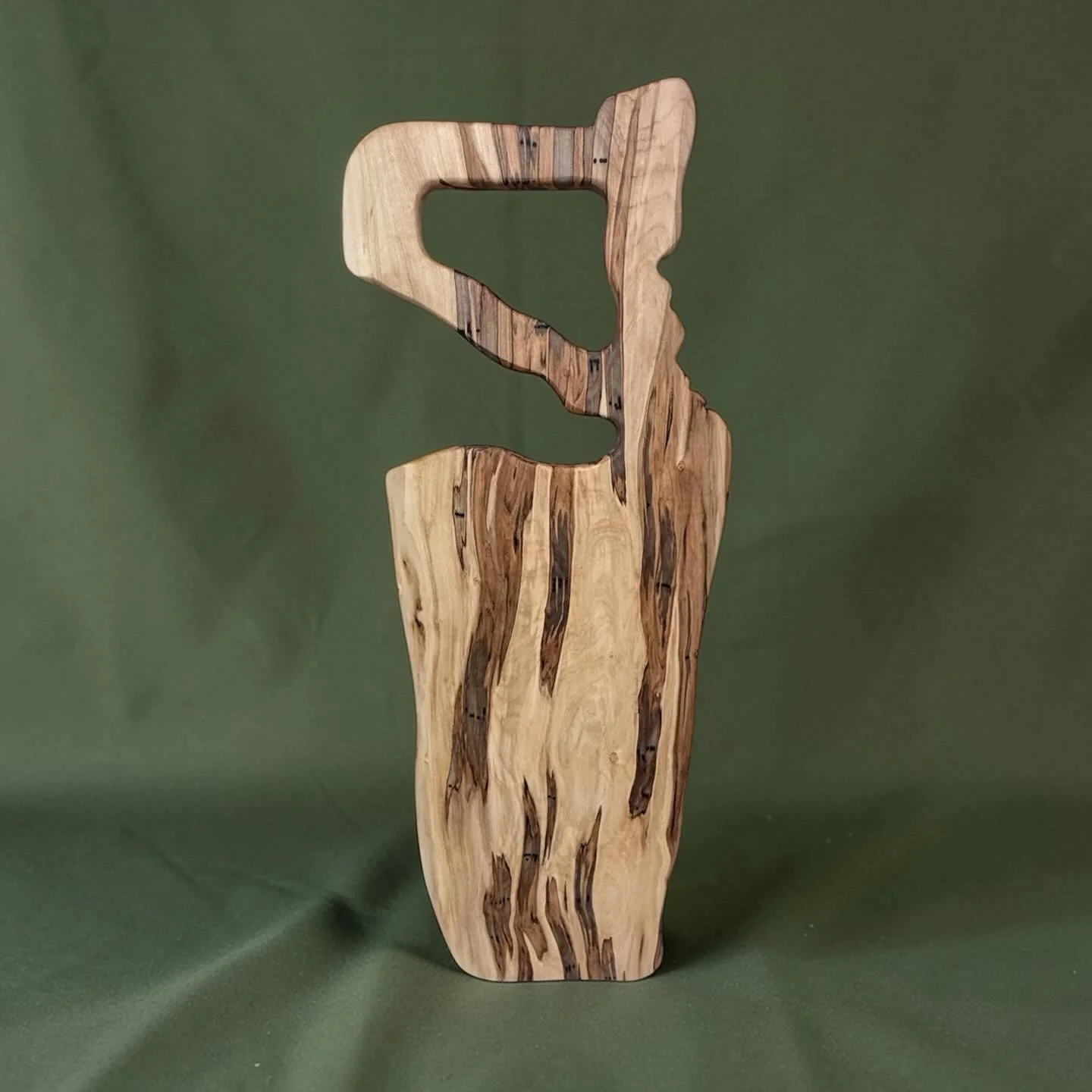 When @jbpanucci asks for a board - she gets one that&rsquo;s insanely custom made. Anyone want to guess where she&rsquo;s from? 

#woodworking #custom #oneofakind #artisan #bigbenwoodworks