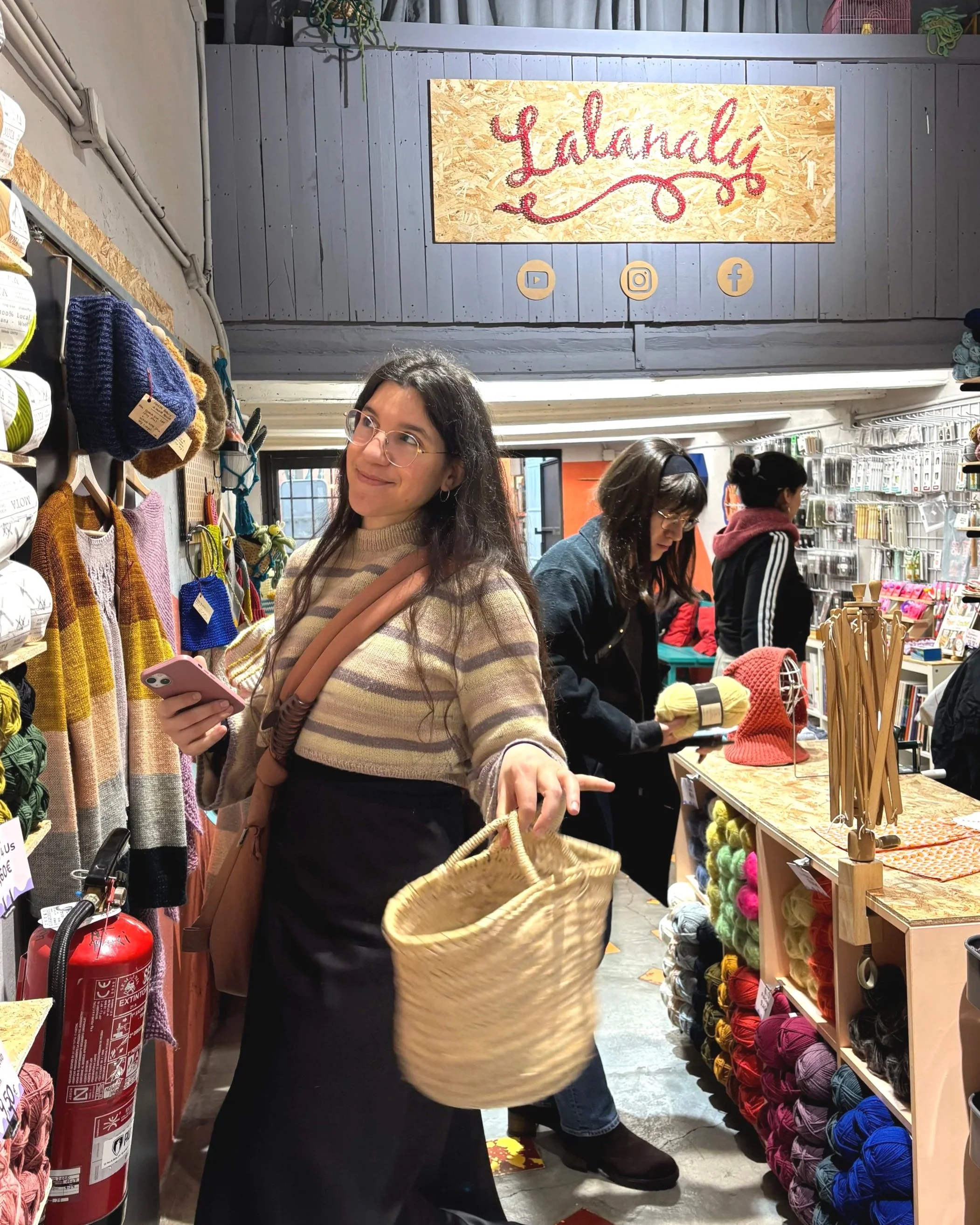 alumna comprando lanas en lalanalu para clase de ganchillo en echo