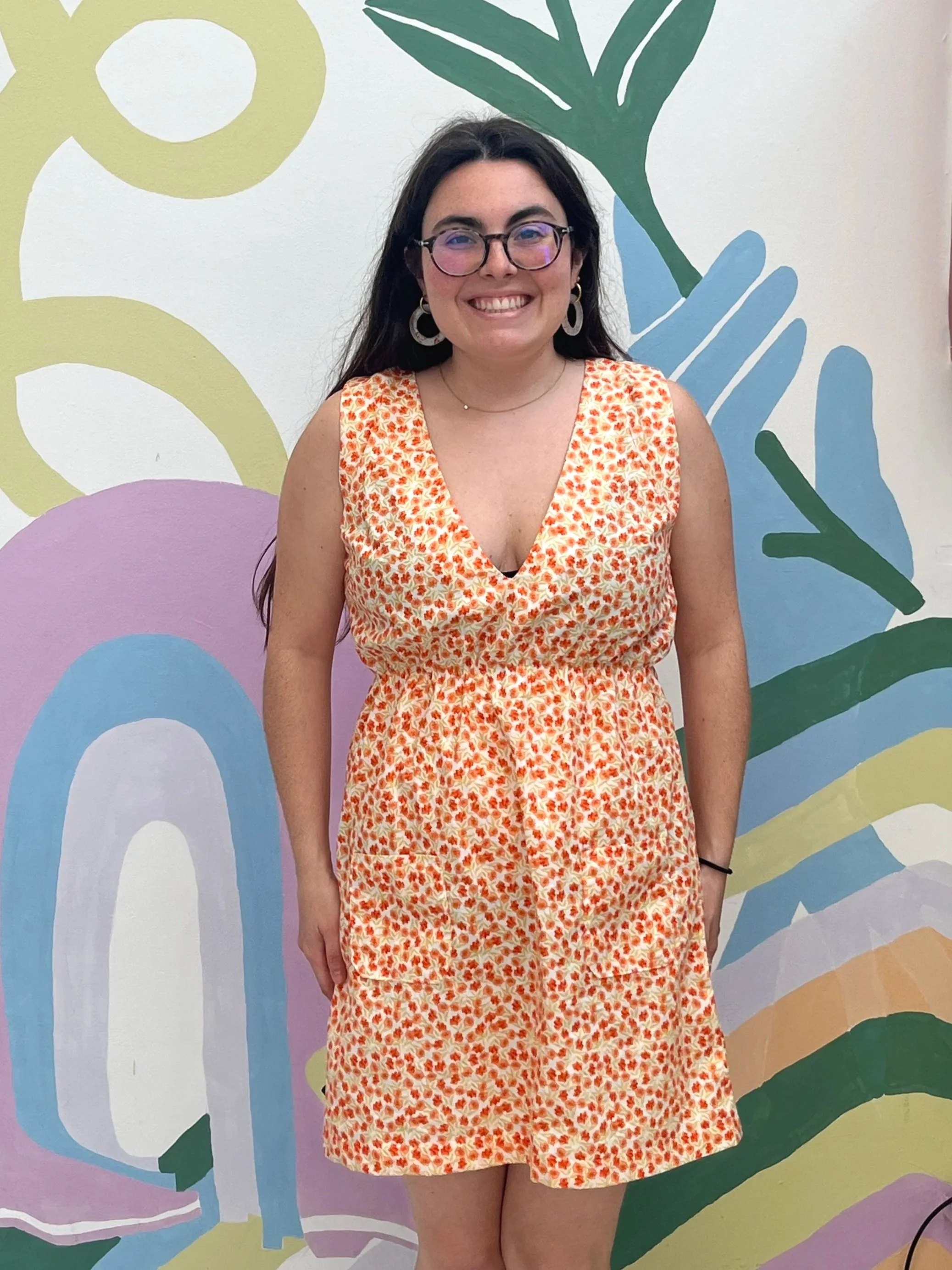 alumna con vestido cosido en echo clases principiantes