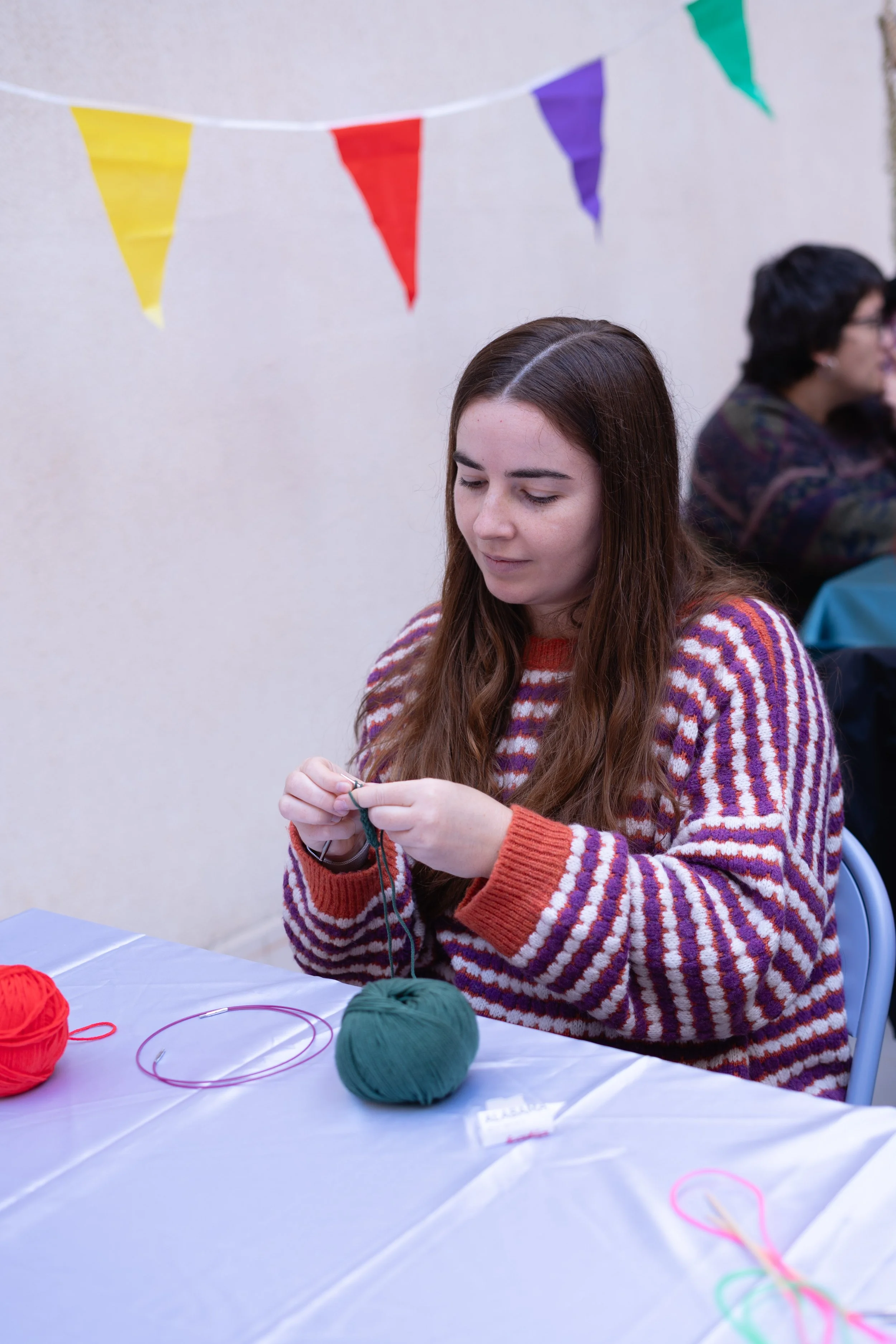 chica tejedora aprendiendo