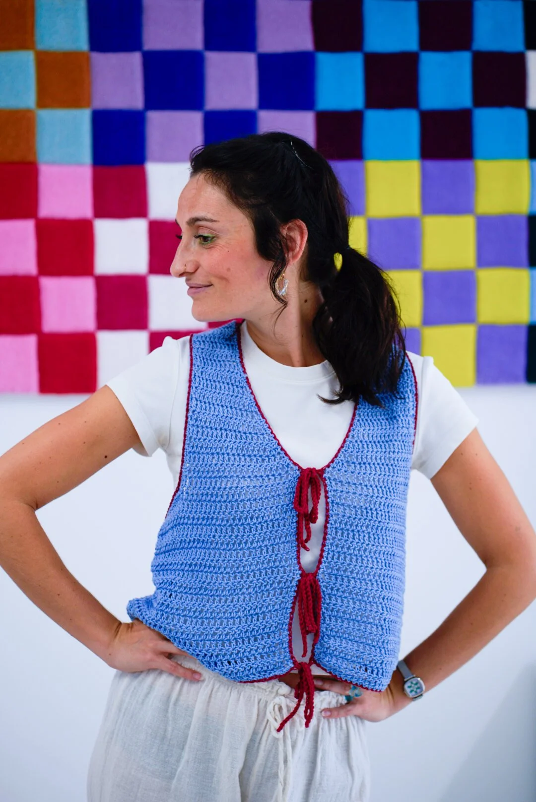 alumna mostrando proyecto terminado chaleco crochet