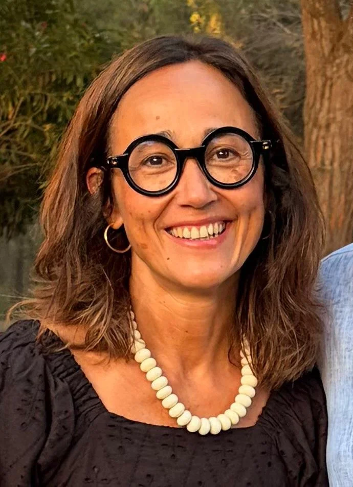 alumna cincuenta años feliz de venir a clases de knitting