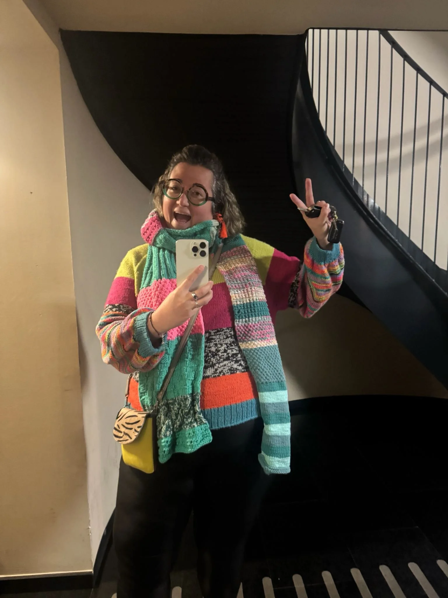 alumna luciendo jersey y bufanda hechos en clases de knitting echo