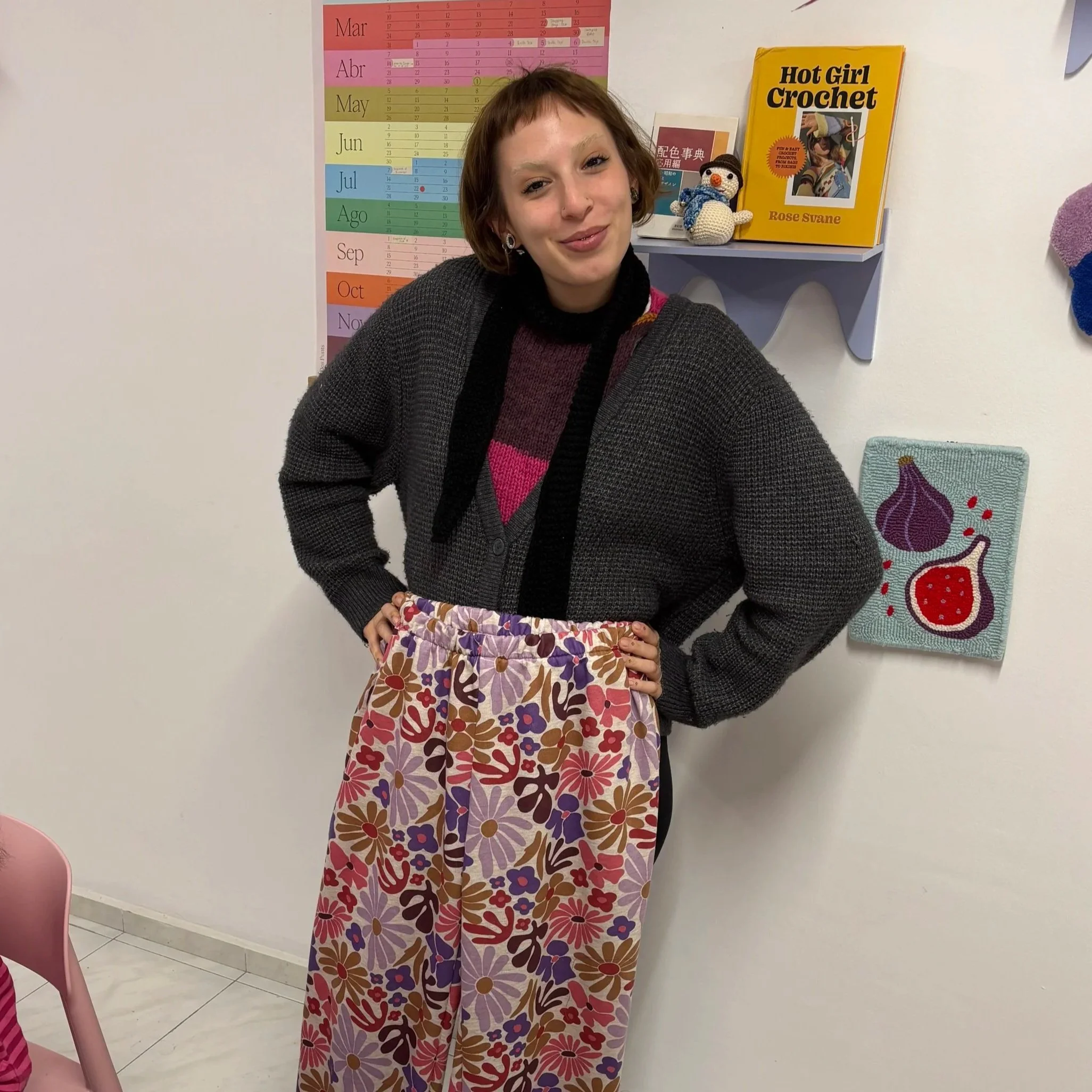 alumna con proyecto terminado costura