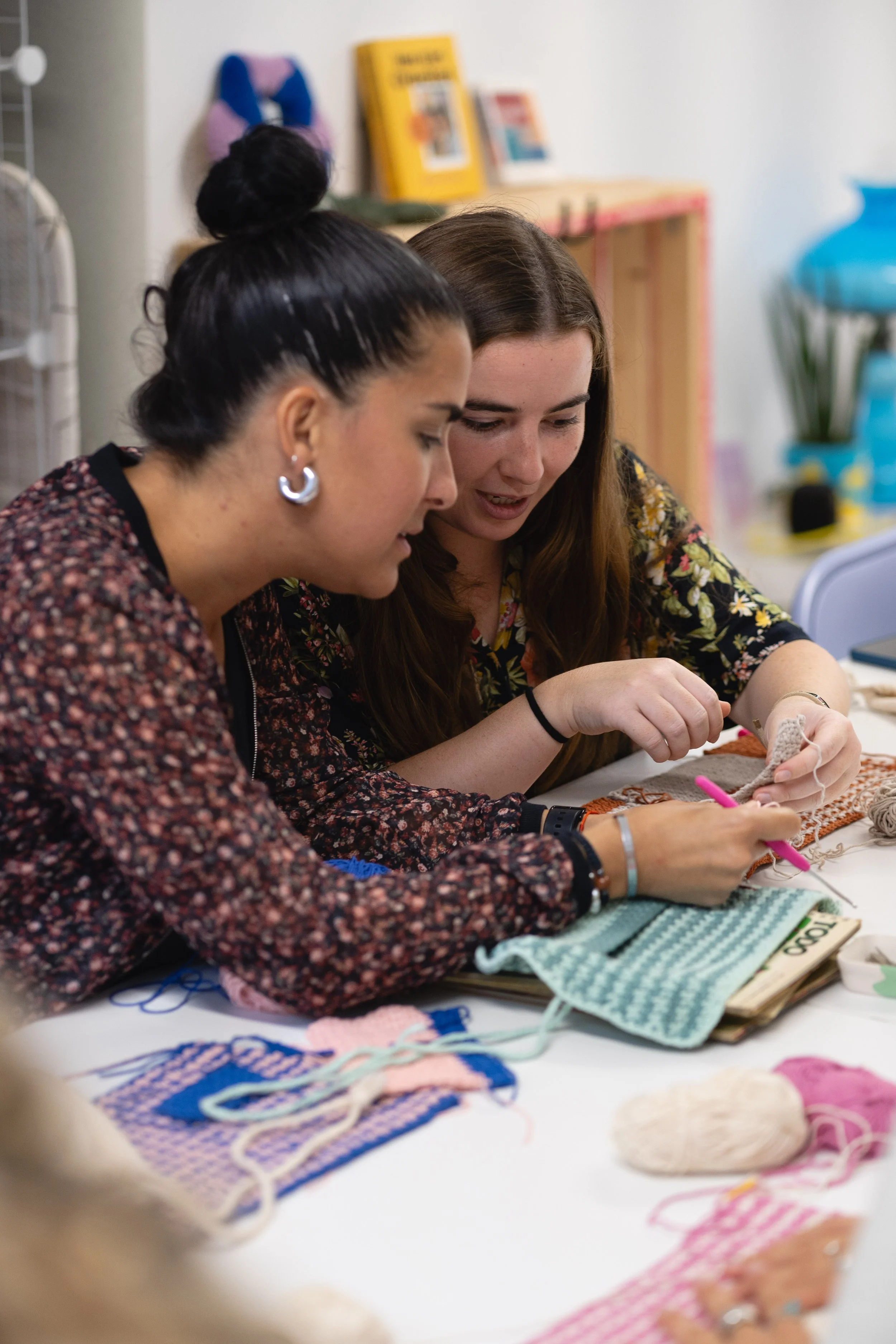 alumna ayudando a otra crochet clases