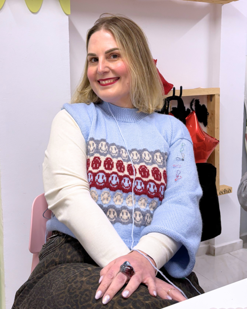 alumna con jersey de colorwork tejido en clases punto avanzado barcelona