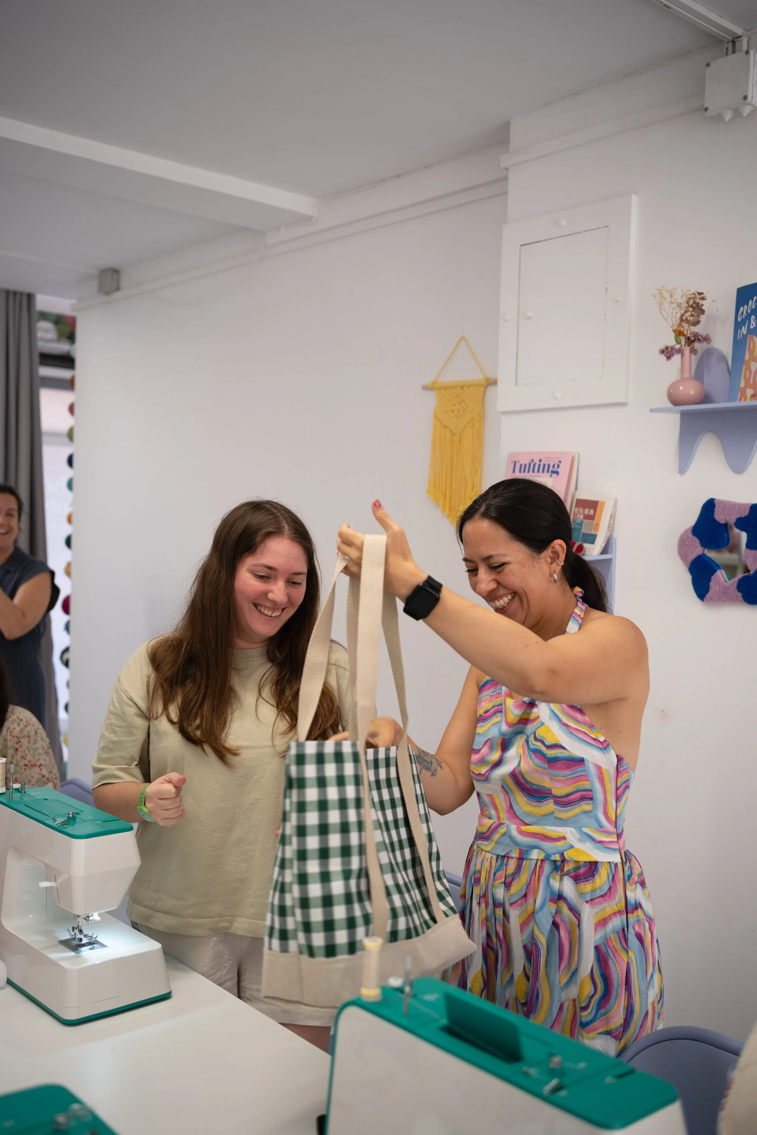 alumna y profesora con bolsa terminada en clase costura echo