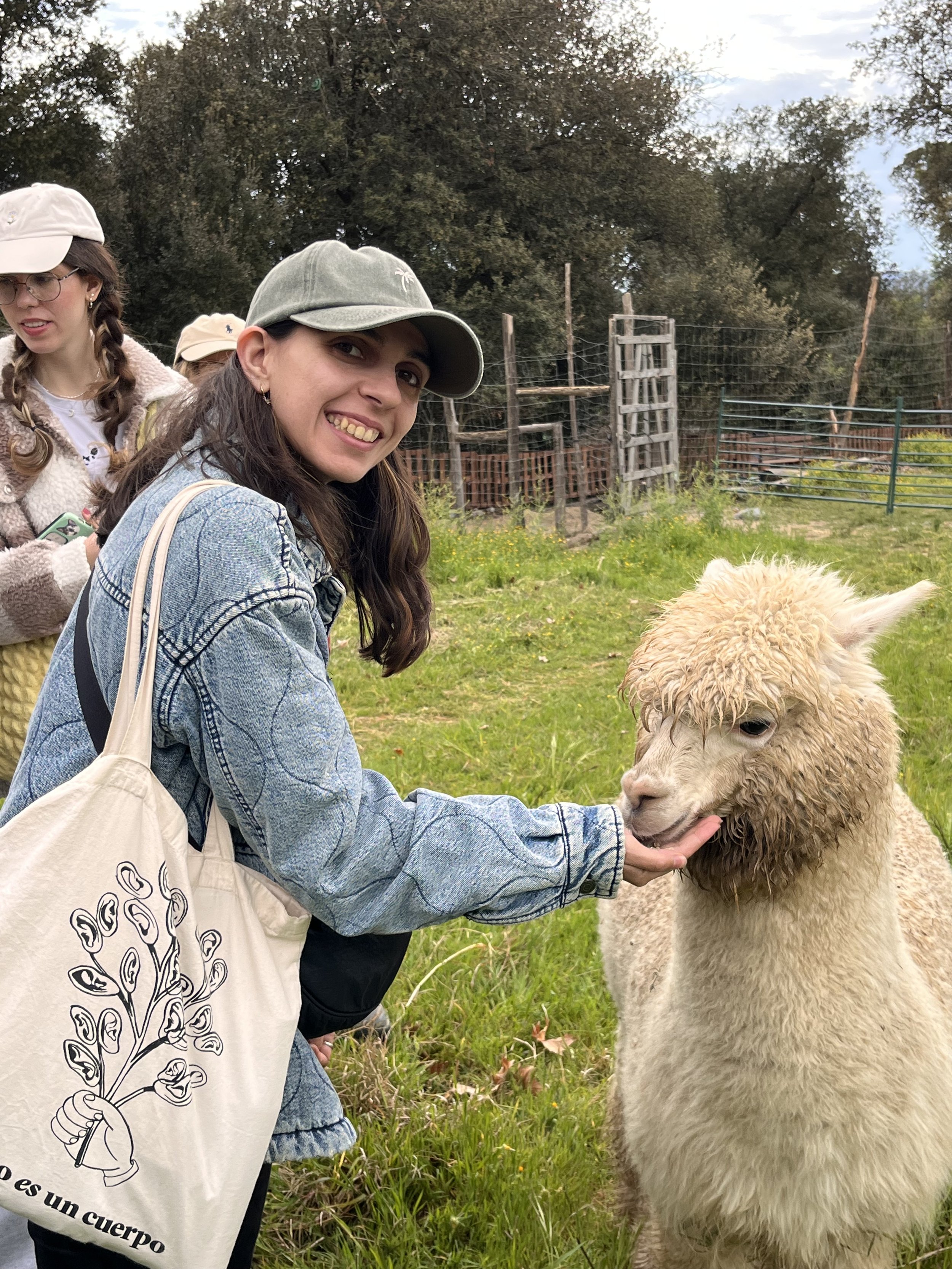 alumna contenta alpacas visita echo