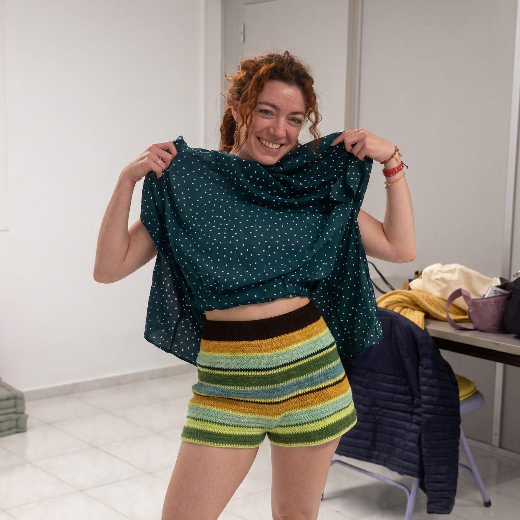 chica tejedora mostrando proyecto acabado