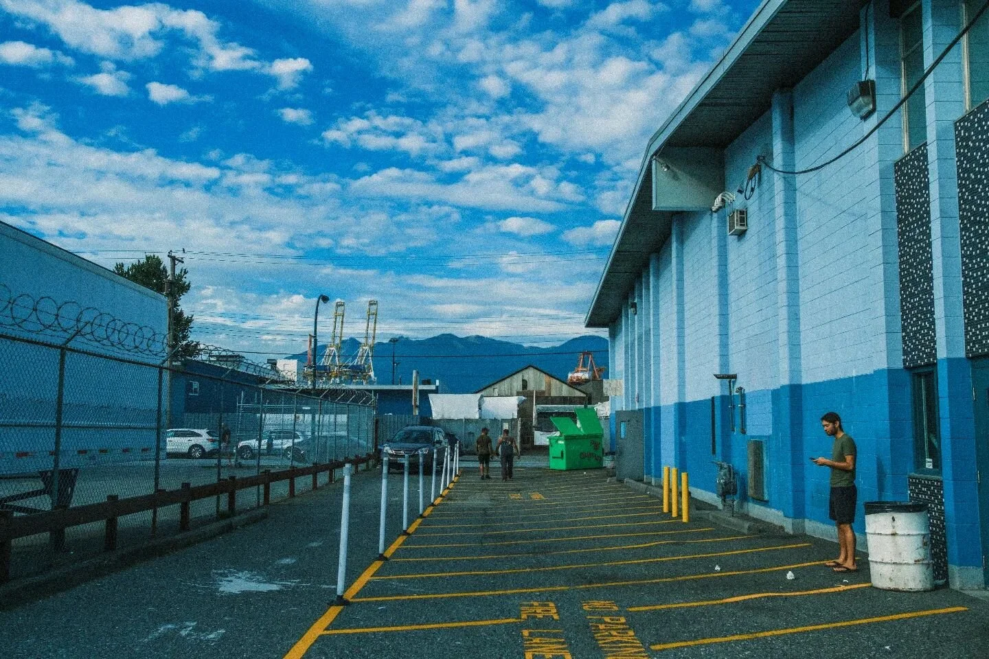 Alleyway mountains.

#canada #britishcolumbia #vancouver #fuji #fujifilm #fujixseries #adobe #adobelightroom
