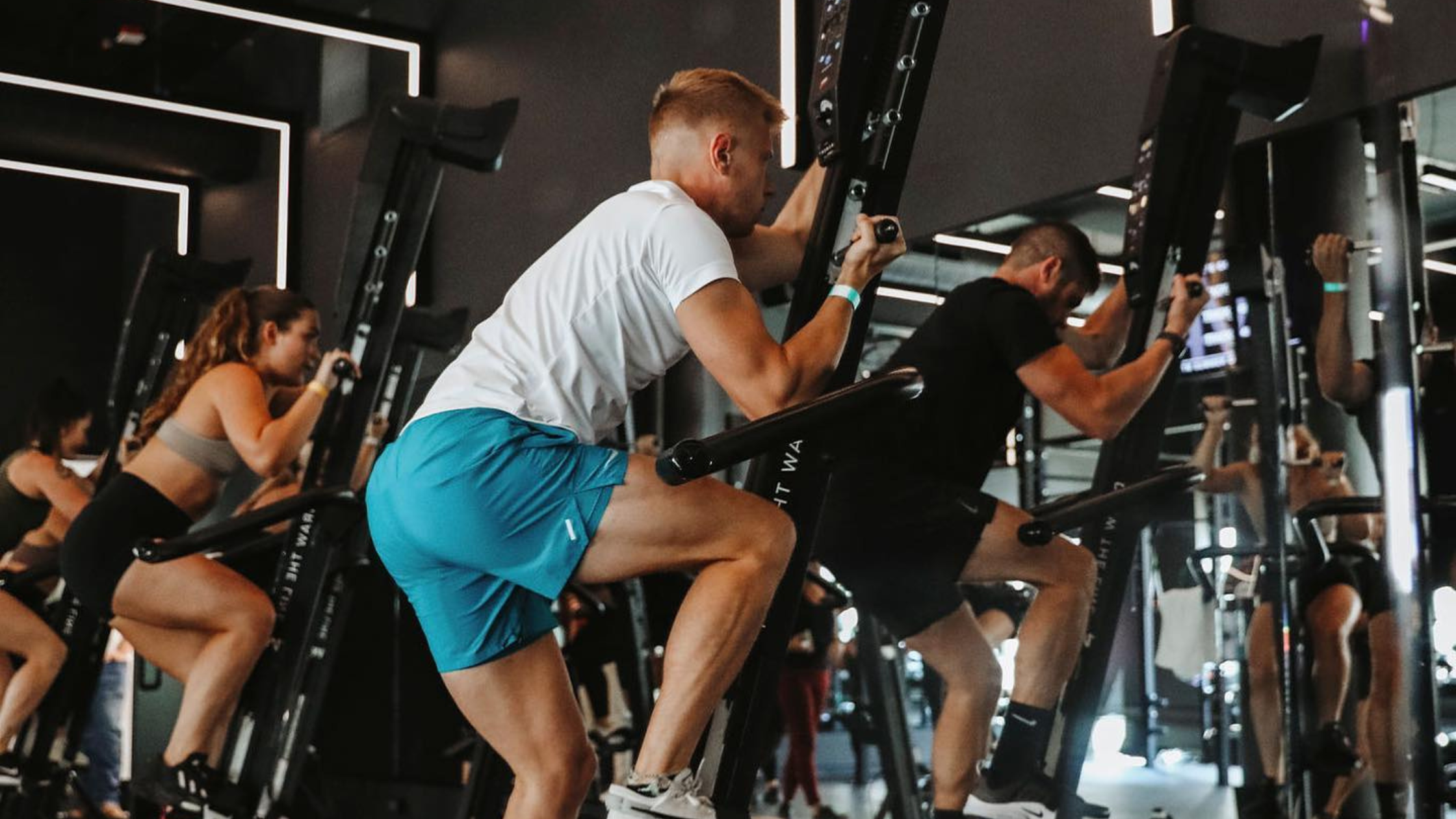 Why Fall Group Fitness Classes in Milwaukee Are Perfect for All Levels