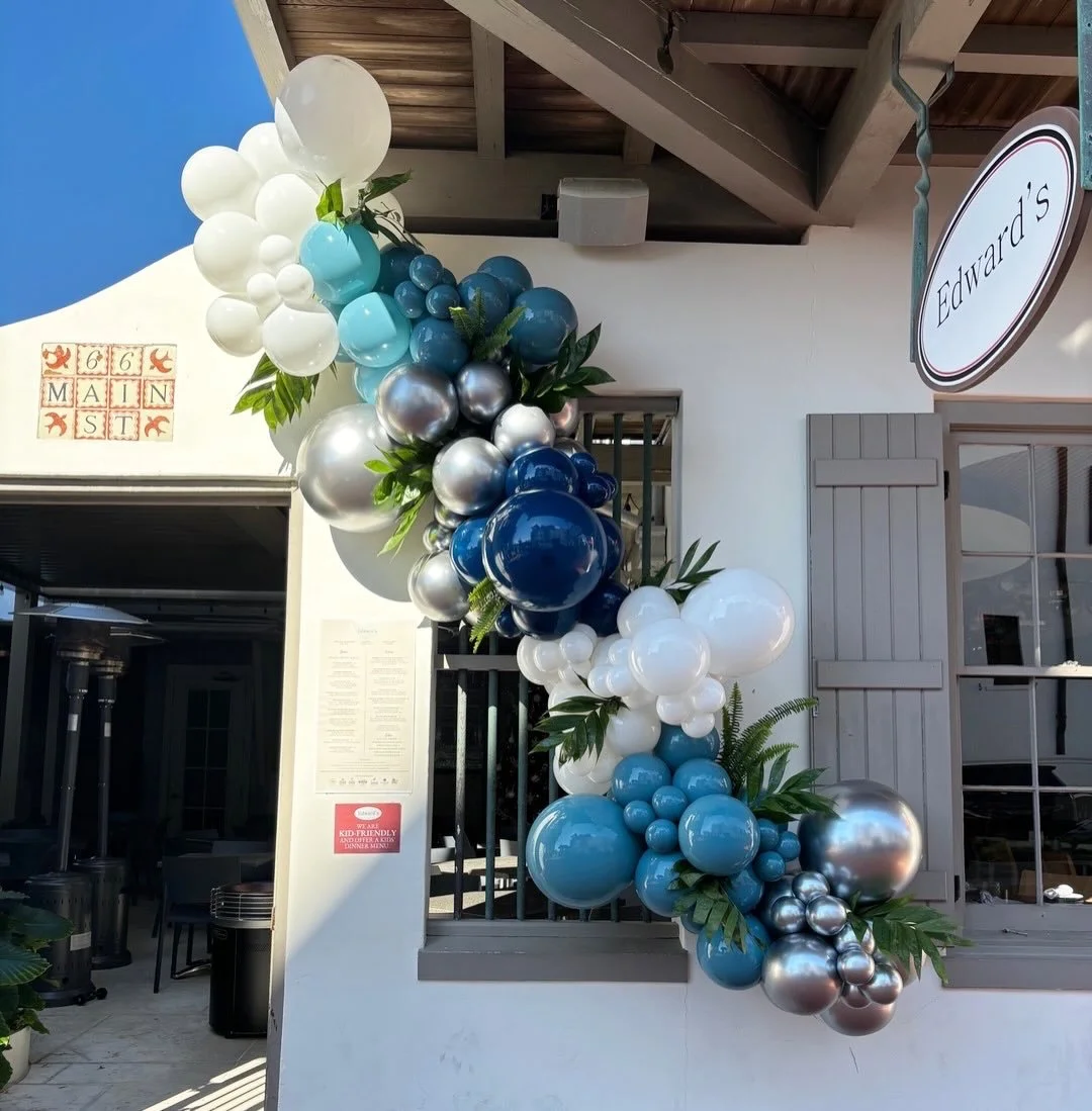 @edwards30a the place to go for New Years Eve dinner and drinks! The balloons are elegant as always and the food is top notch!