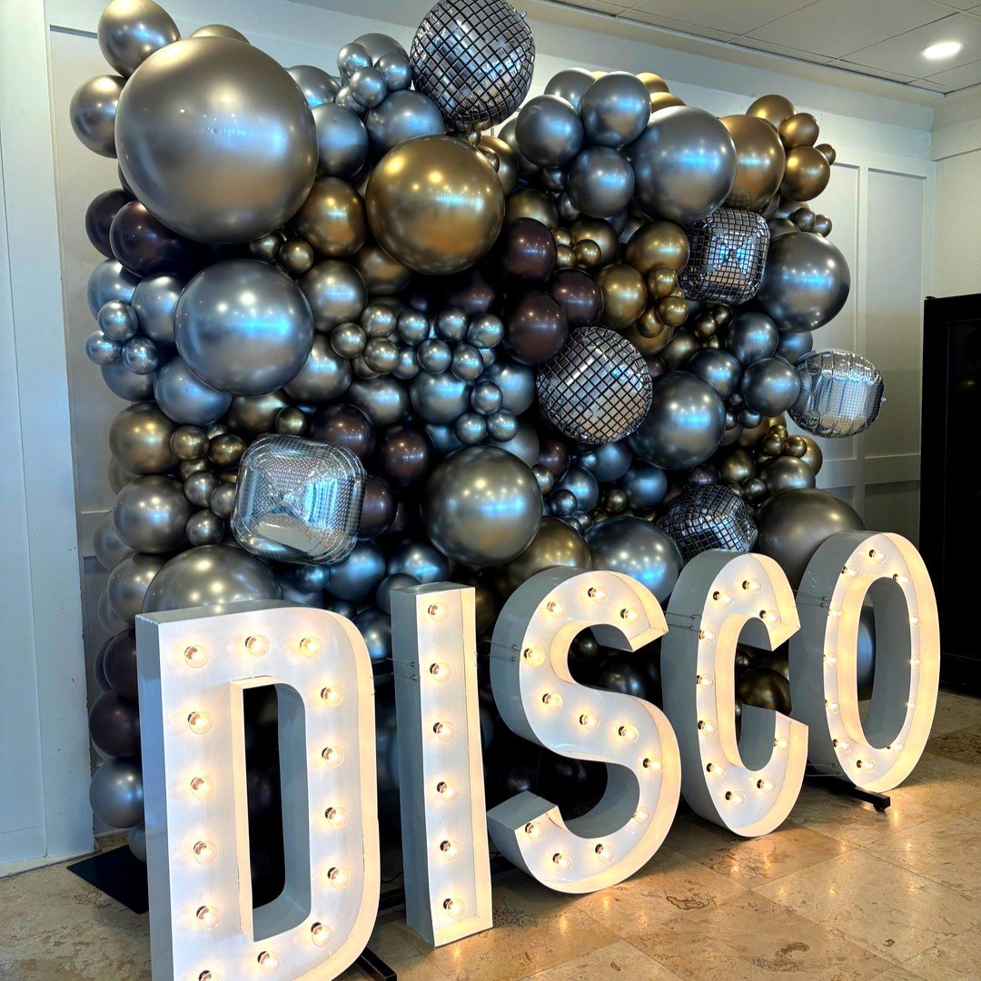 Serving disco dreams + balloon drama 🪩✨
Because subtle is not our thing.

#DiscoParty #BalloonBackdrop #EventDecor #StatementPiece #PartyDesign #LuxuryParty #BalloonArt