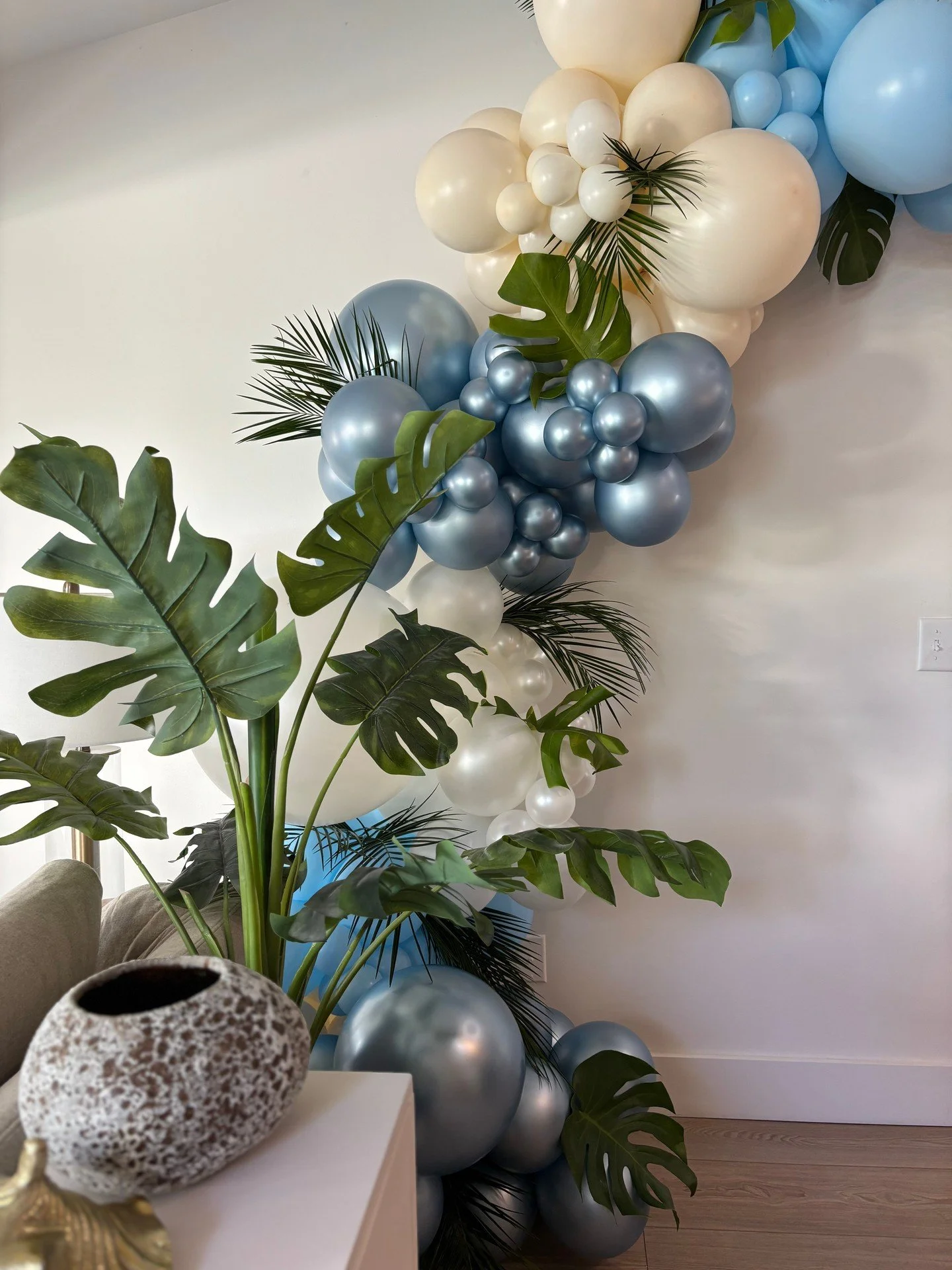 A little tropical, a little modern, a whole lot of chic 🌿✨
We love mixing textures, tones, and organic elements to elevate every install.

Design matters&hellip; and we&rsquo;re obsessed with the details.

#EventDesign #BalloonStyling #NeutralDecor 