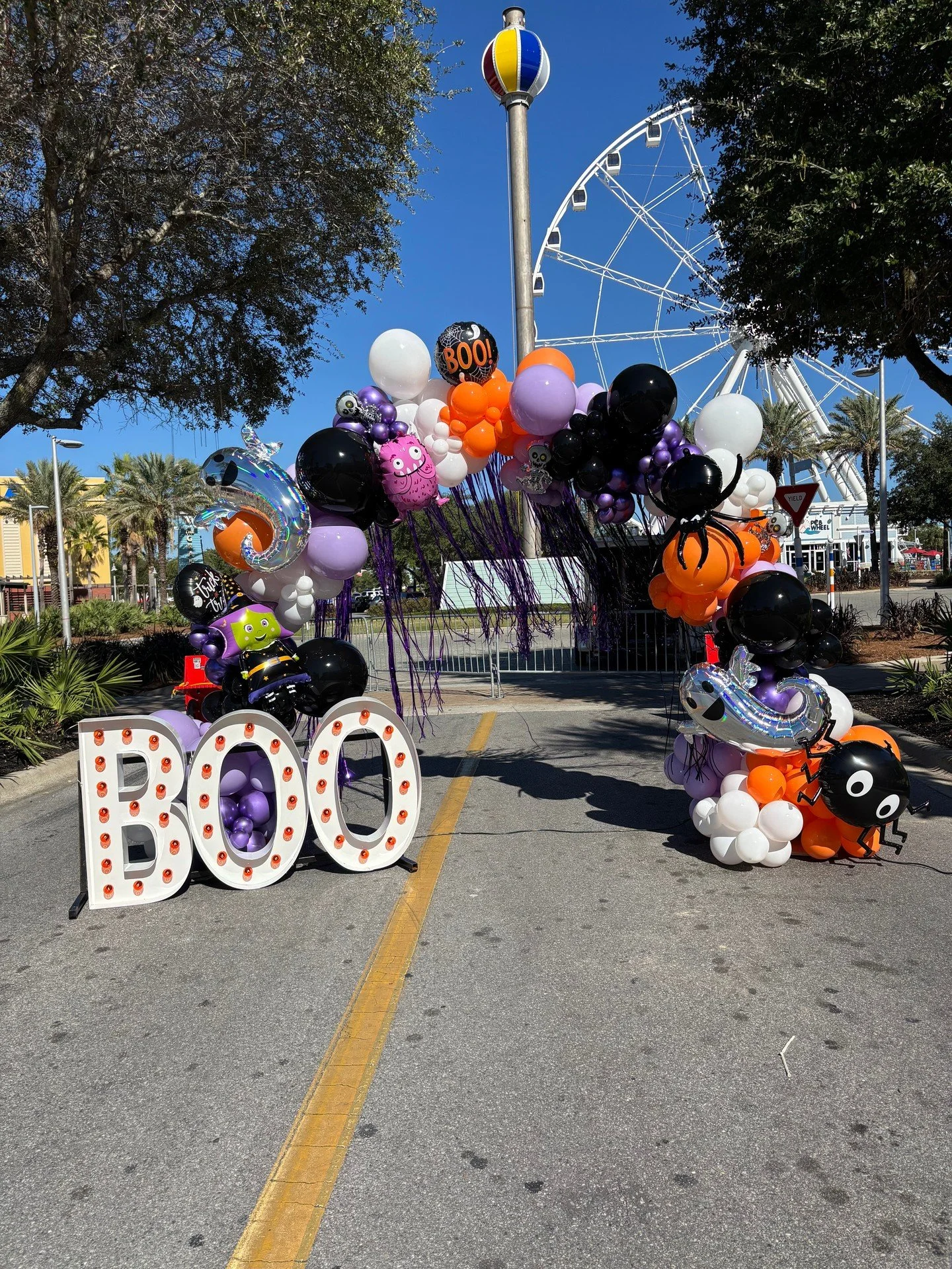 Spooky but make it CUTE 👻🖤
From community events to full street takeovers &mdash; we bring the fun, the color, and the wow factor.

Imagine your event looking like THIS&hellip;

DM us before your date is gone 👀

#HalloweenDecor #BalloonInstall #Ev