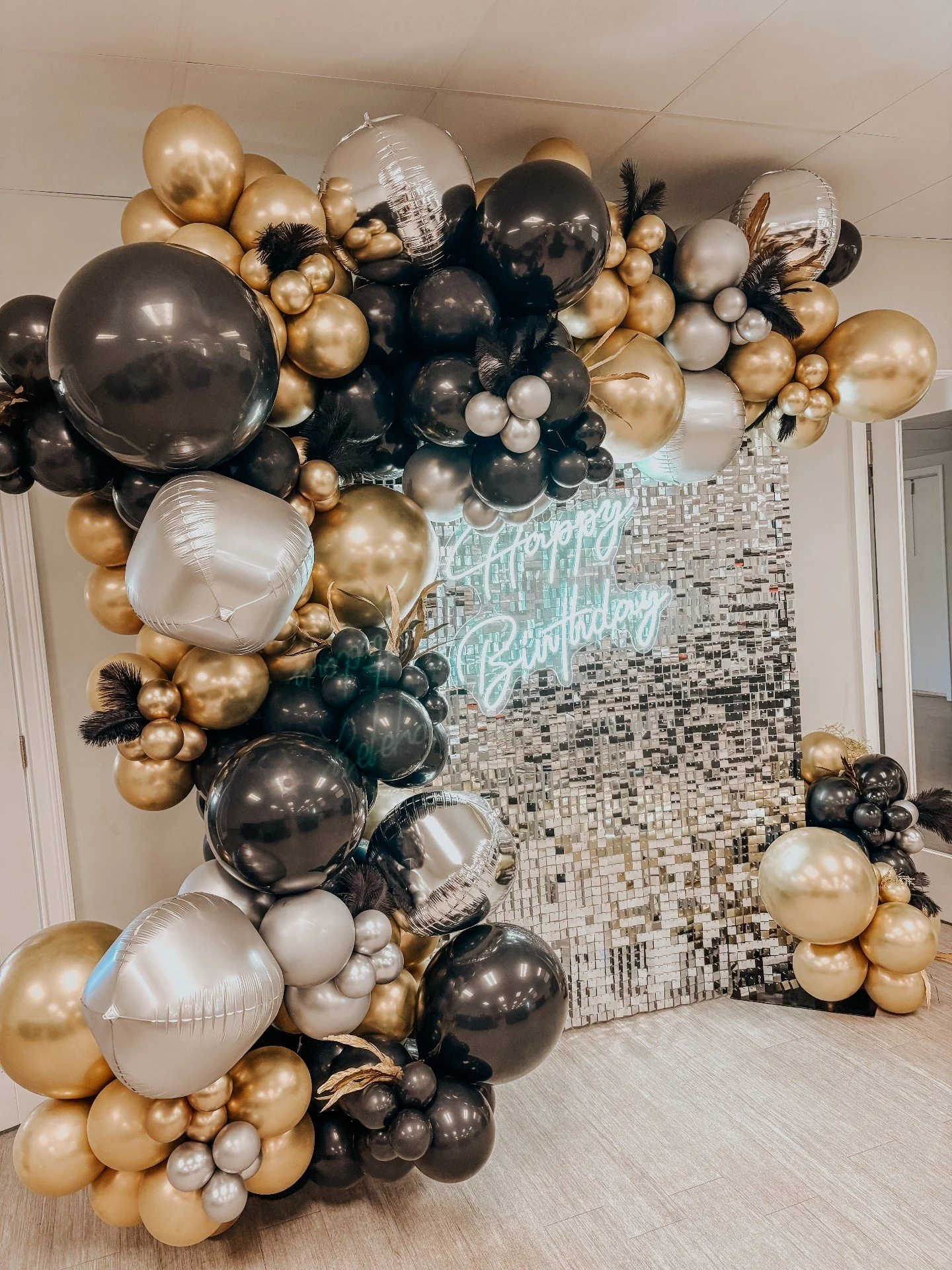Proof that balloons are not just for kids&rsquo; parties 🖤✨

This black, gold, and champagne setup completely transformed the space into a luxury birthday moment that felt elevated without trying too hard.

One thing clients always say after setup d